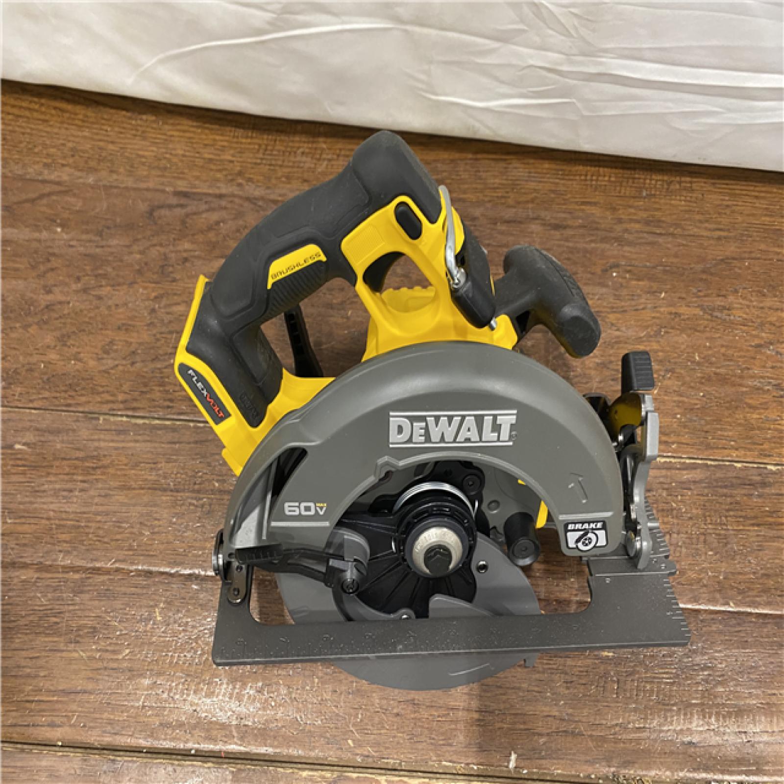 AS-IS DeWALT Flexvolt Max 7-1/4  60V Brushless Circular Saw DCS578B