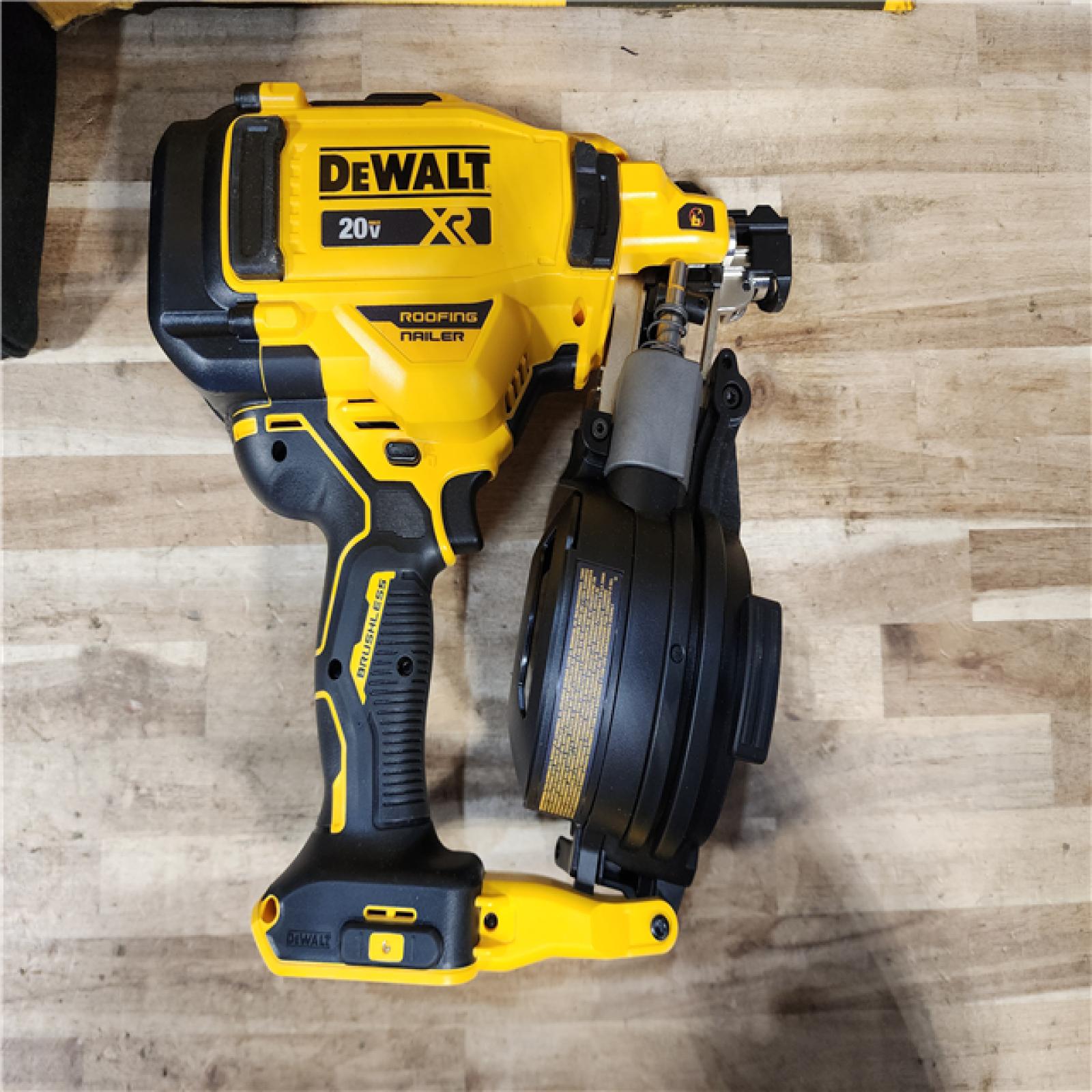 HOUSTON LOCATION - AS-IS (APPEAR LIKE NEW) DEWALT 20V MAX Lithium-Ion 15-Degree Electric Cordless Roofing Nailer Kit