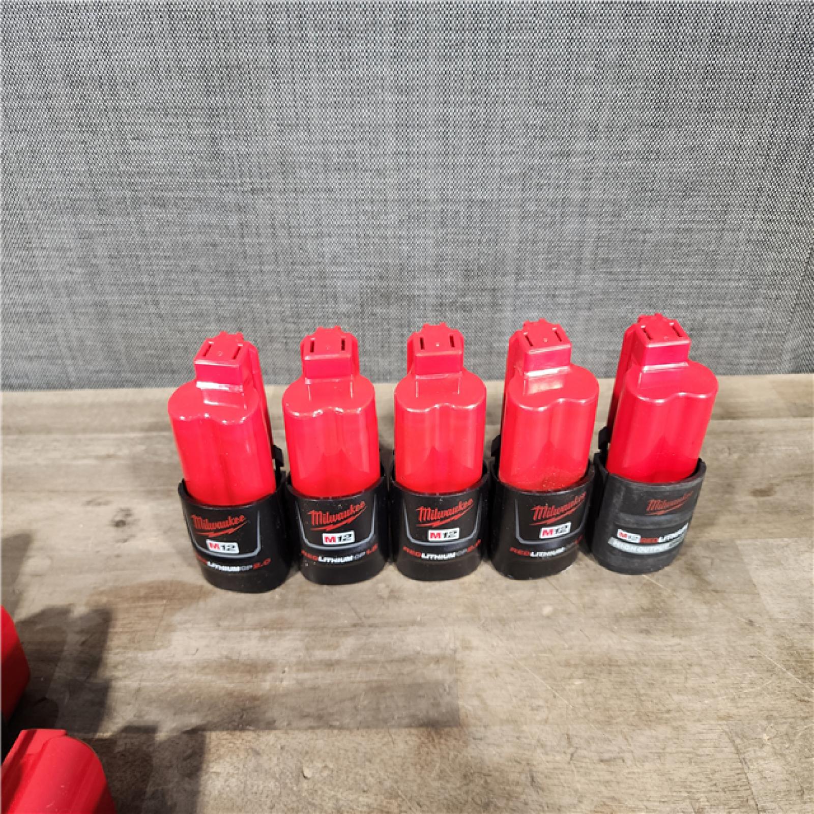 HOUSTON LOCATION - AS-IS MILWAUKEE BATTERY PACK QTY - 15