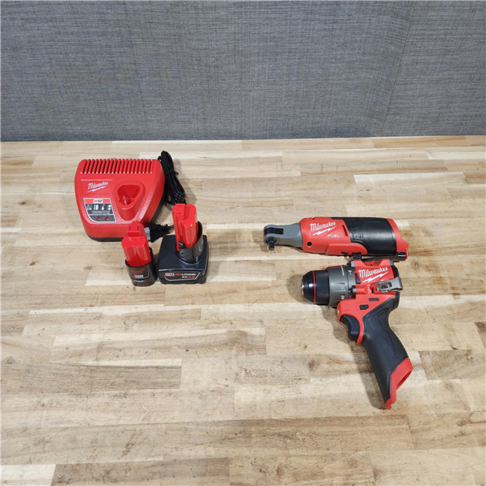 HOUSTON LOCATION - AS-IS MILWAUKEE 2 TOOL COMBO KIT W/ (2) BATTERY & CHARGER