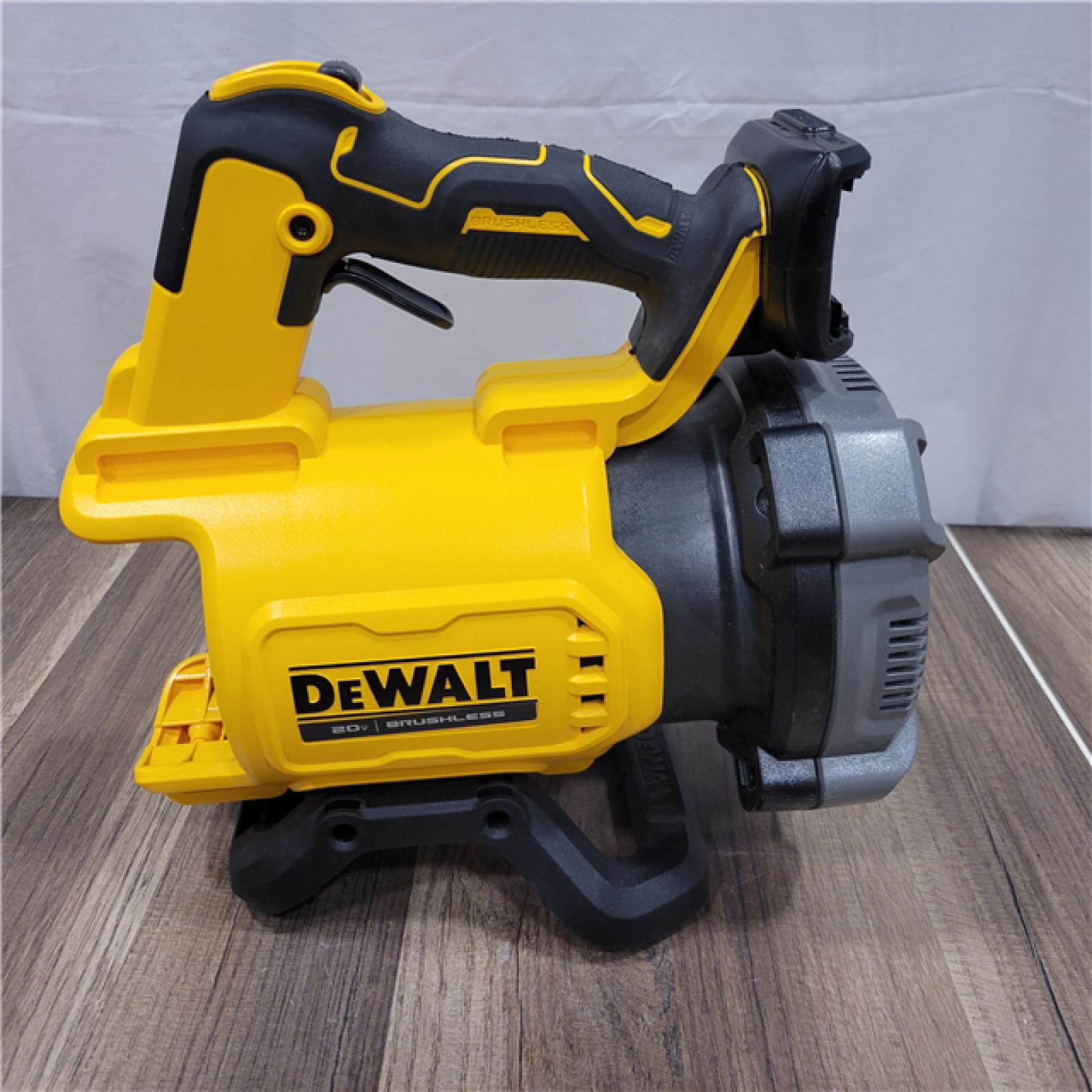 AS-IS   DEWALT 20V MAX* XR Brushless Cordless Handheld Blower Kit