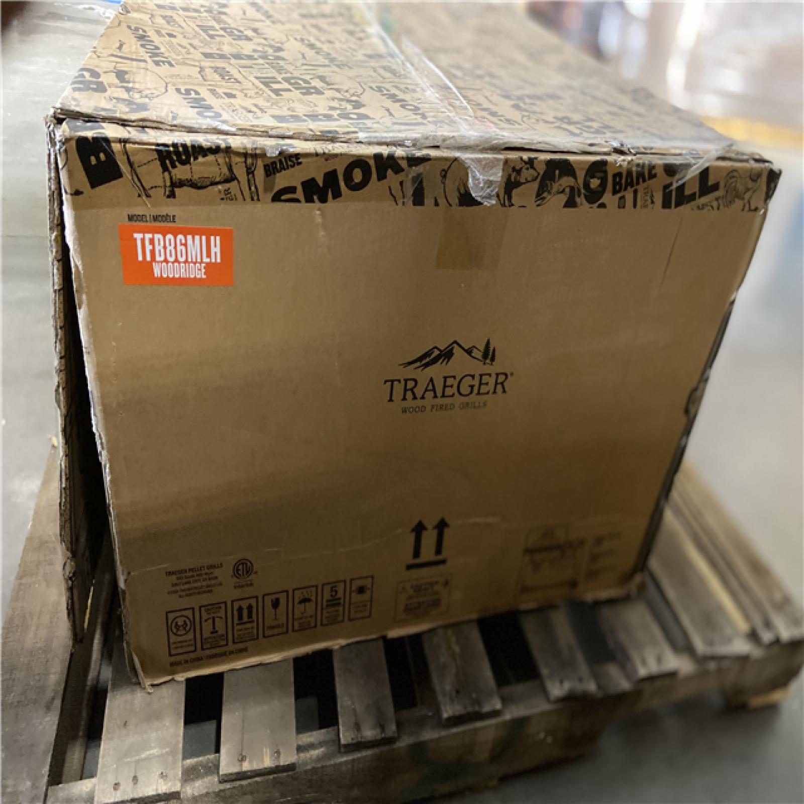 DALLAS LOCATION - Traeger Woodridge Wi-Fi Pellet Grill and Smoker in Black