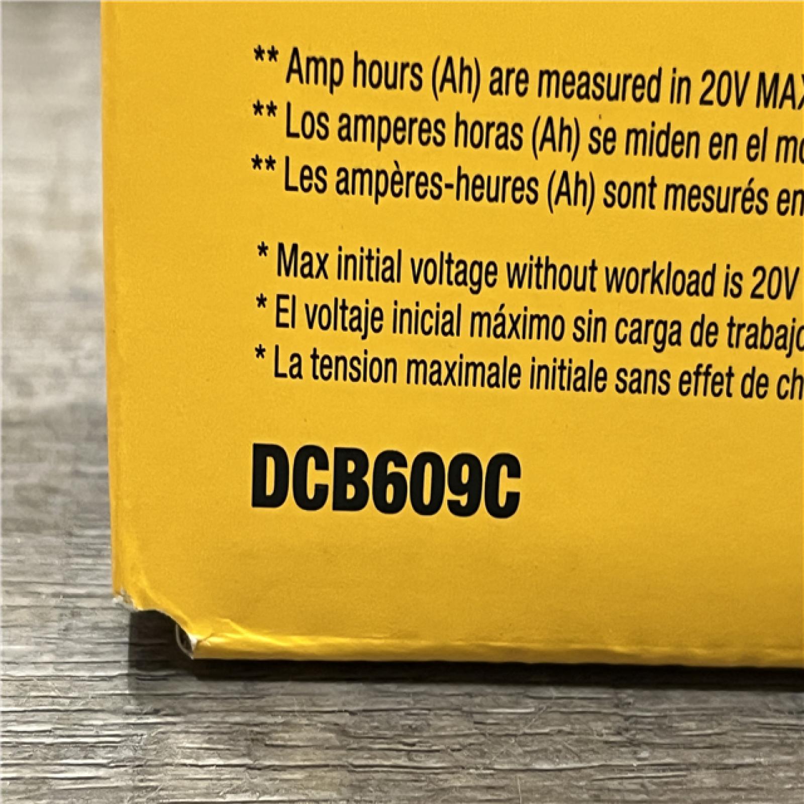 NEW -  DEWALT 20V/60V MAX FLEXVOLT Lithium-Ion 9.0Ah Battery and Charger Starter Kit