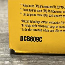 NEW -  DEWALT 20V/60V MAX FLEXVOLT Lithium-Ion 9.0Ah Battery and Charger Starter Kit