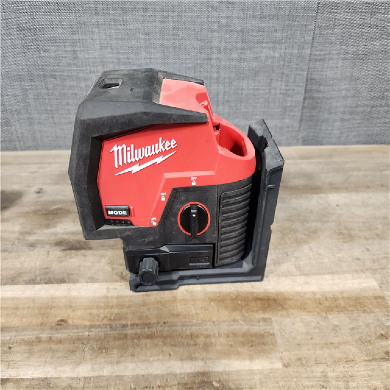 HOUSTON LOCATION - AS-IS Milwaukee Green 125 Ft. Cross Line and Plumb Points Laser Level Kit