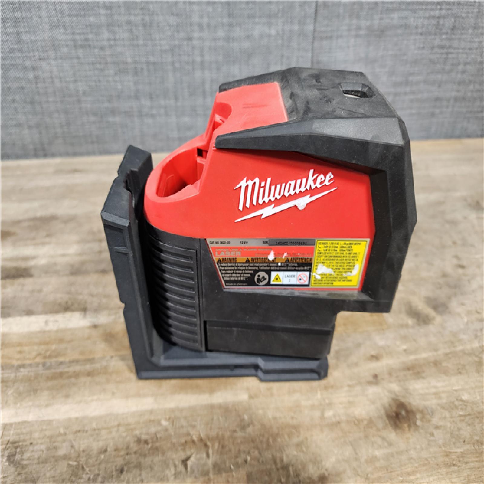 HOUSTON LOCATION - AS-IS Milwaukee Green 125 Ft. Cross Line and Plumb Points Laser Level Kit