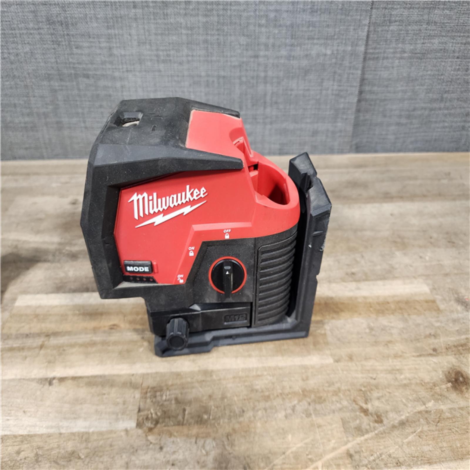 HOUSTON LOCATION - AS-IS Milwaukee Green 125 Ft. Cross Line and Plumb Points Laser Level Kit