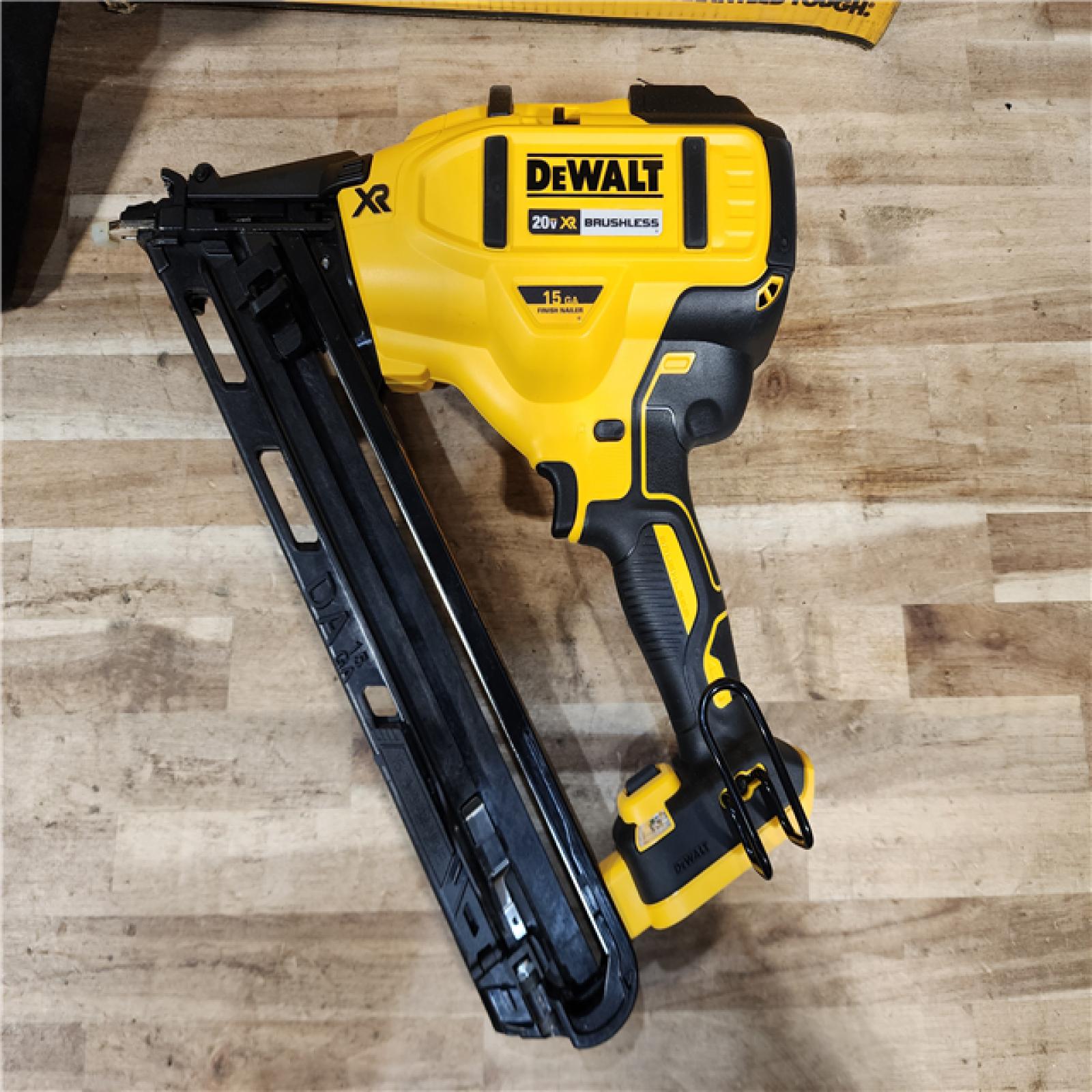 HOUSTON LOCATION - AS-IS DEWALT 20V MAX XR Lithium-Ion Cordless 2-1/2 in. 15-Gauge Finish Nailer Kit