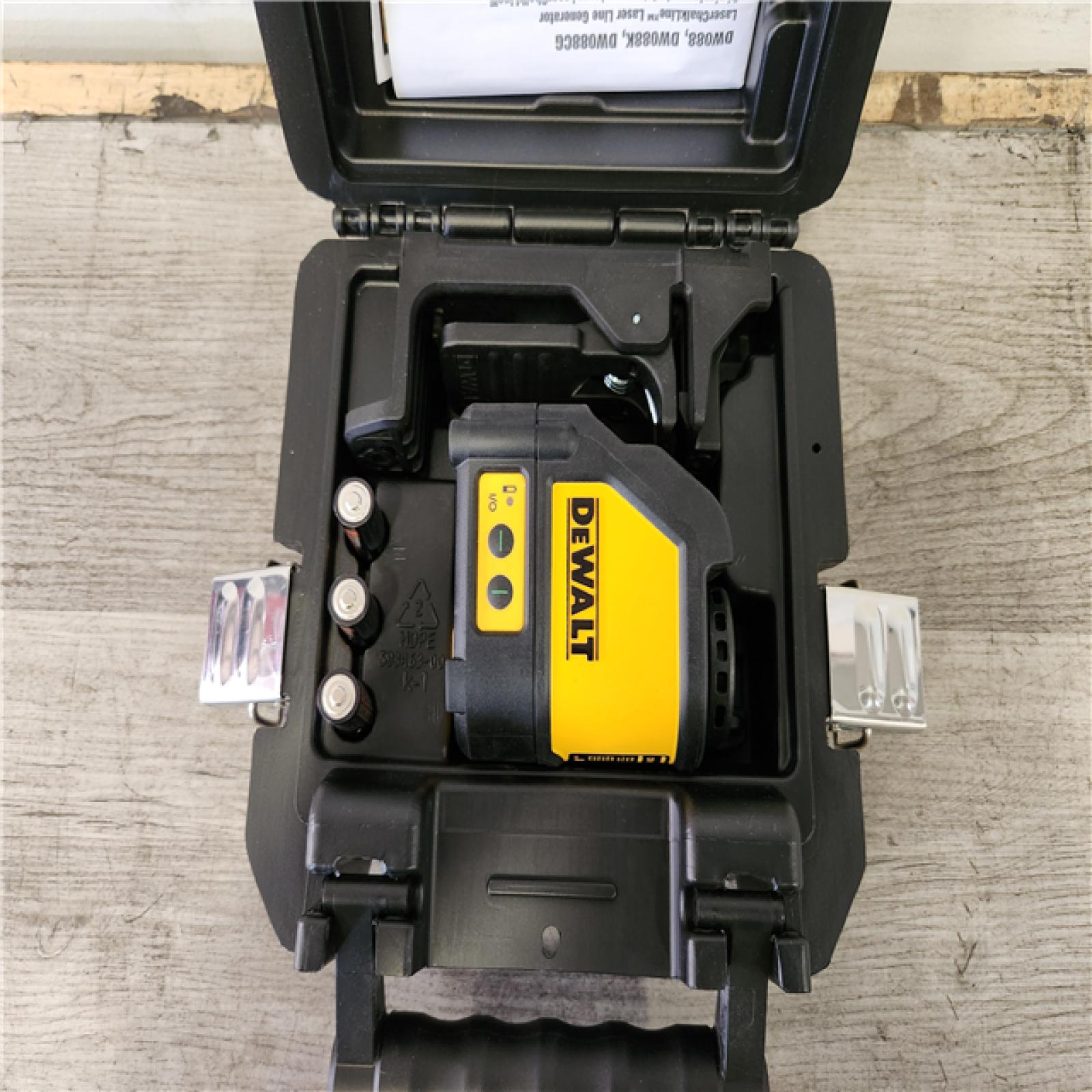 Phoenix Location DEWALT 100 ft. Green Self-Leveling Cross Line Laser Level with (3) AA Batteries & Case