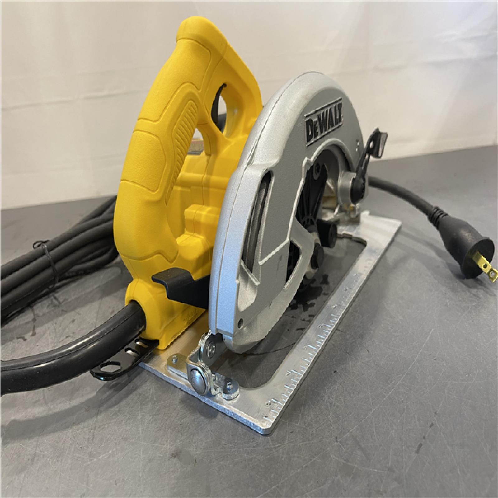 AS-IS - DeWalt 15 Amps 7-1/4 in. Corded Brushed Circular Saw