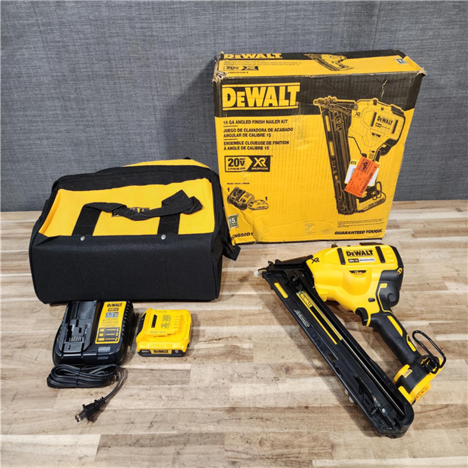 HOUSTON LOCATION - AS-IS DEWALT 20V MAX XR Lithium-Ion Cordless 2-1/2 in. 15-Gauge Finish Nailer Kit