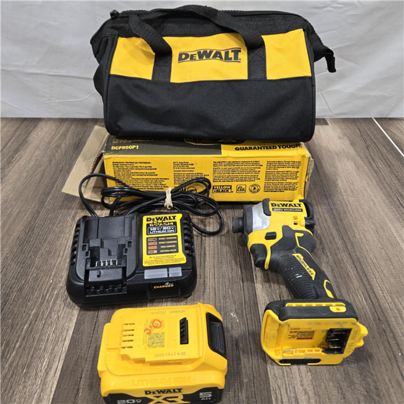 GOOD DEWALT ATOMIC 20V MAX Lithium-Ion Cordless 1/4 in. Brushless Impact Driver Kit, 5 Ah Battery, Charger, and Bag
