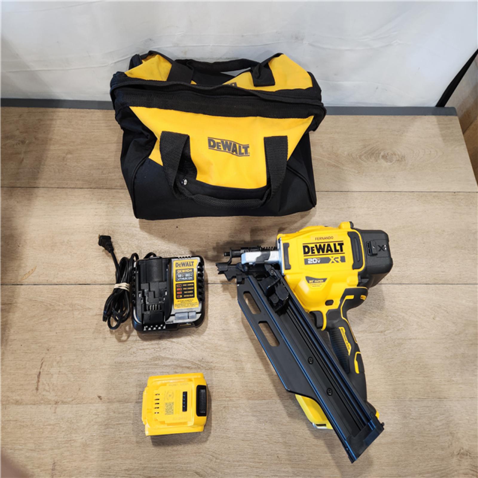 AS-IS- DEWALT 20-Volt 30° Cordless Framing Nailer Kit