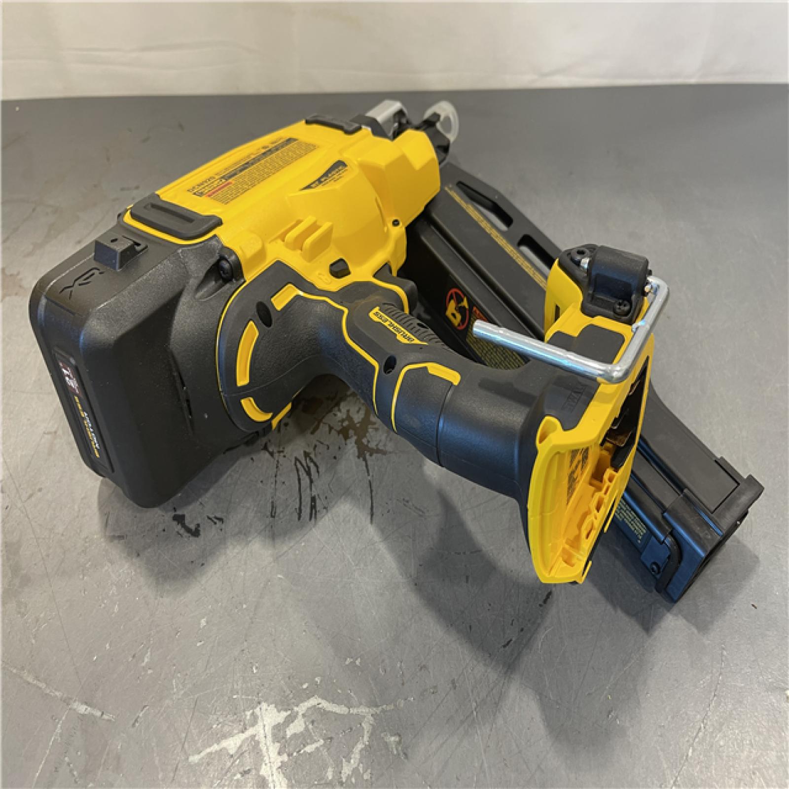 AS-IS - DEWALT 20-Volt 21° Cordless Framing Nailer