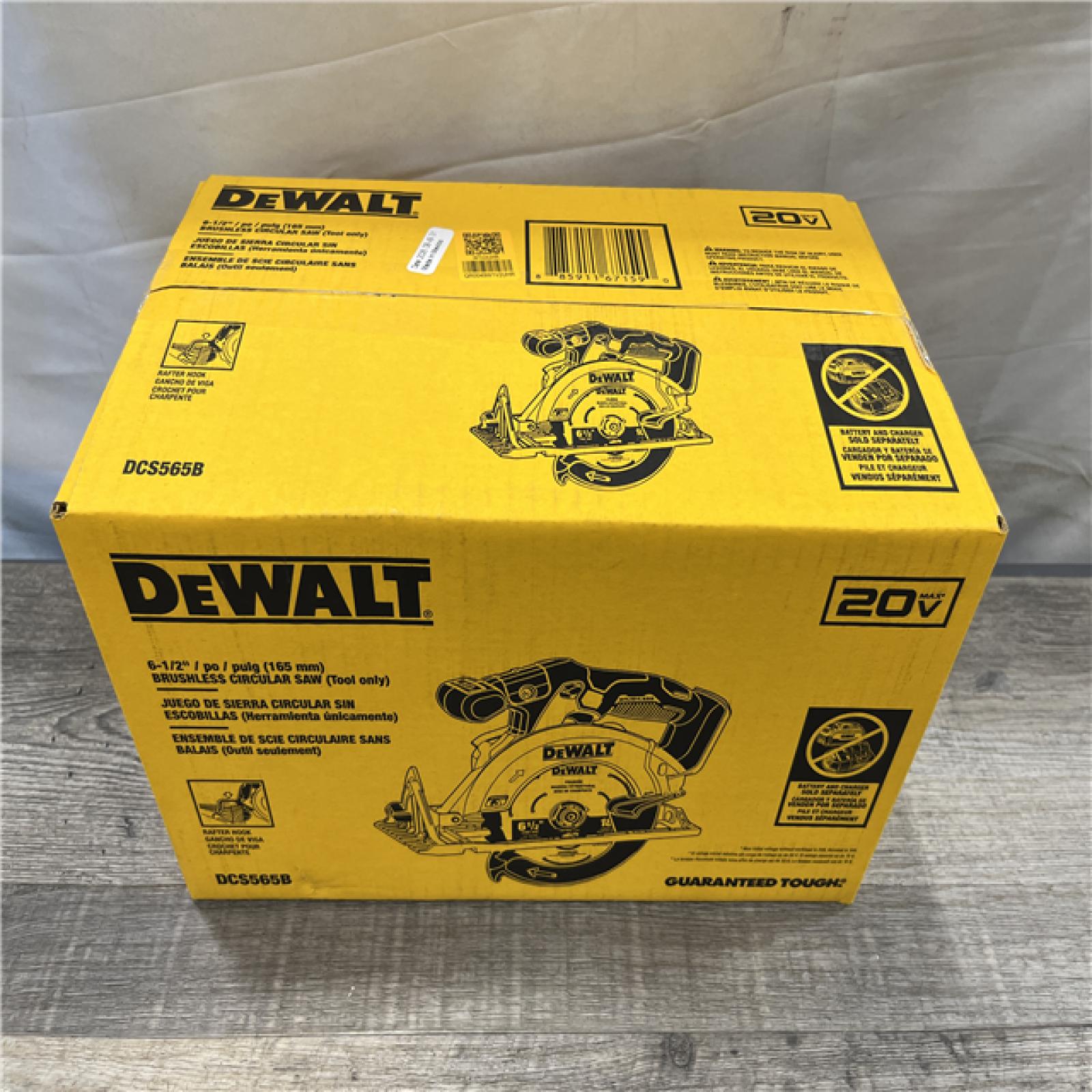 NEW - DEWALT 20V MAX Cordless Brushless 6-1/2 in. Sidewinder Style Circular Saw (Tool Only)