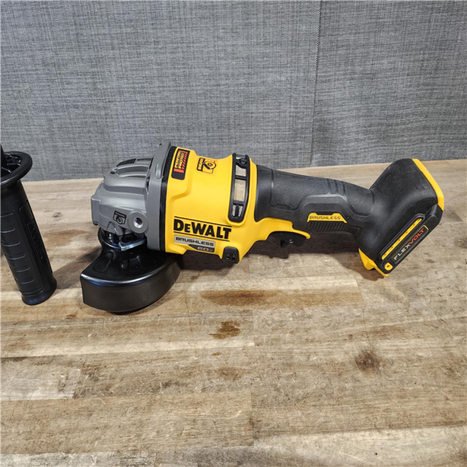 HOUSTON LOCATION - AS-IS DEWALT FLEXVOLT 60-Volt MAX Brushless 4-1/2 in. - 6 in. Cordless Grinder with Kickback Brake Kit (D) W/ BATTERY & CHARGER