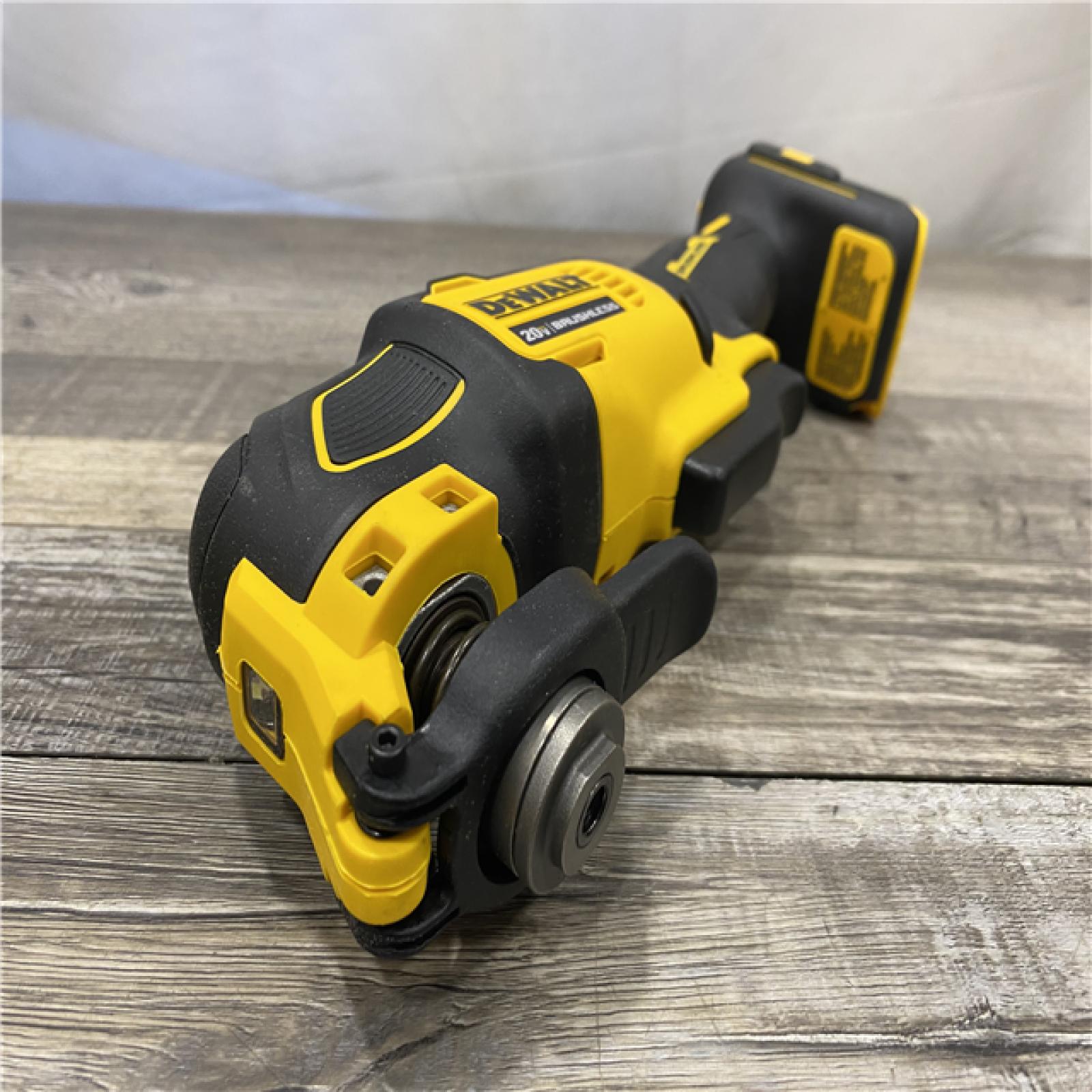 AS-IS DEWALT 20-Volt MAX Lithium-Ion Cordless Brushless Oscillating Tool Kit