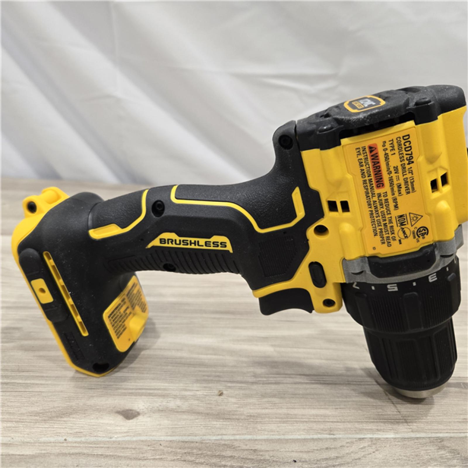 LIKE NEW! - Dewalt DCK225D2 20V MAX ATOMIC Cordless Drill Driver and Impact Driver Combo Kit