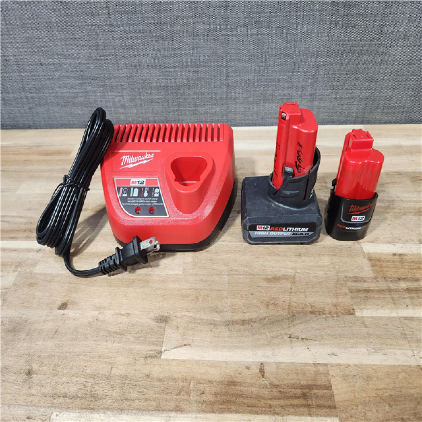 HOUSTON LOCATION - AS-IS MILWAUKEE 2 TOOL COMBO KIT W/ (2) BATTERY & CHARGER