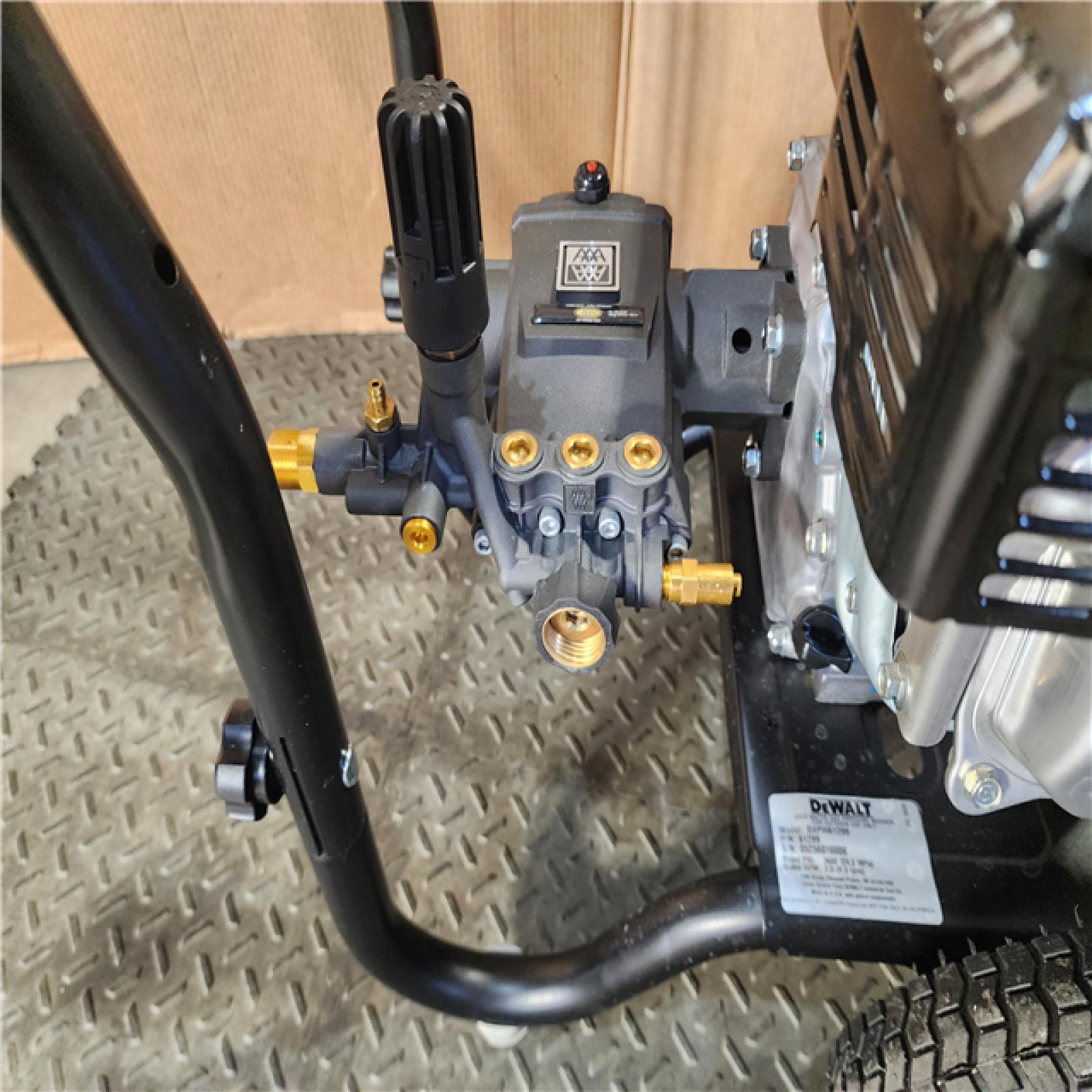 HOUSTON LOCATION - AS-IS DEWALT 3600 PSI 2.5 GPM Gas Cold Water Professional Pressure Washer with HONDA GX200 Engine
