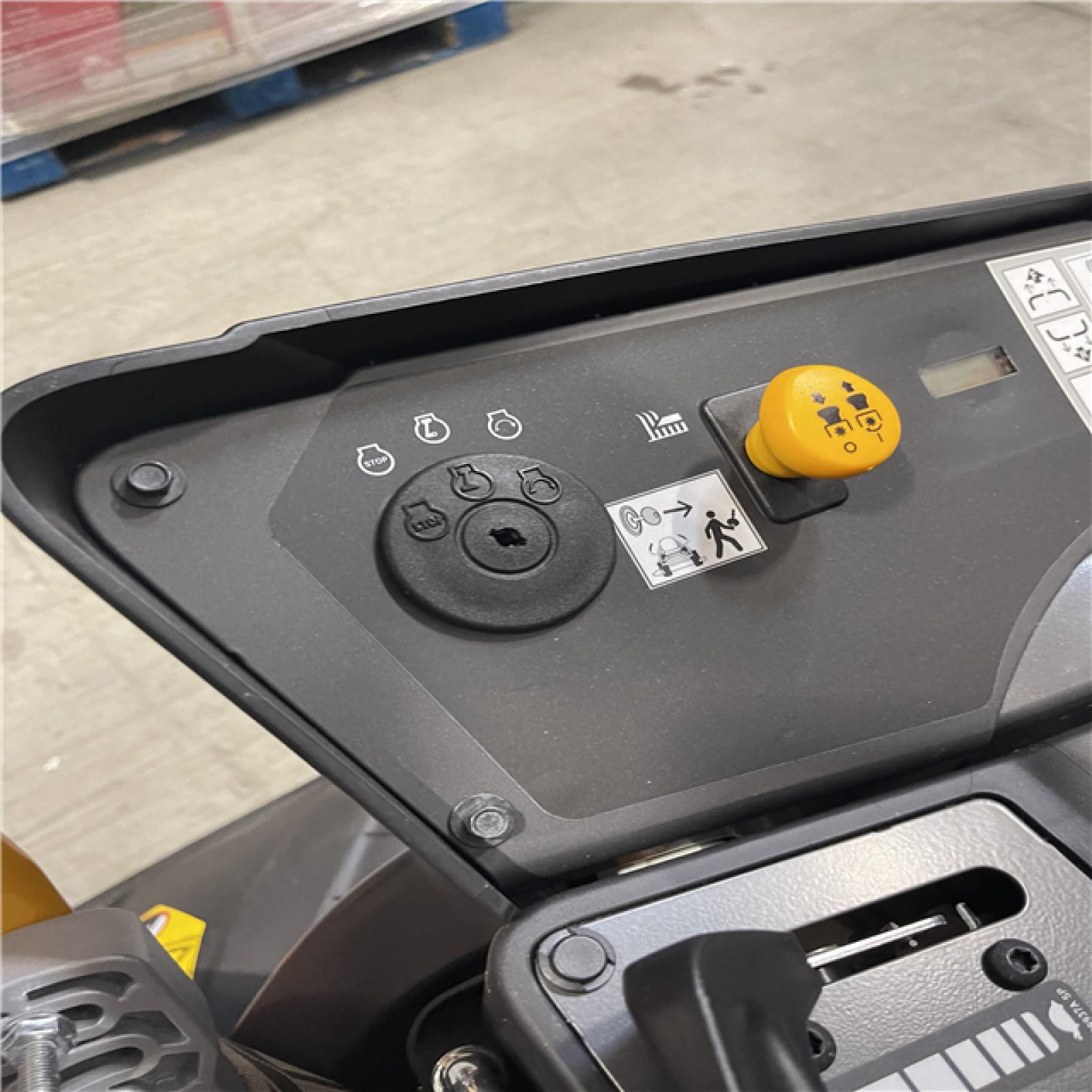 DALLAS LOCATION - CLUB CADET ULTIMA Z2 42 IN