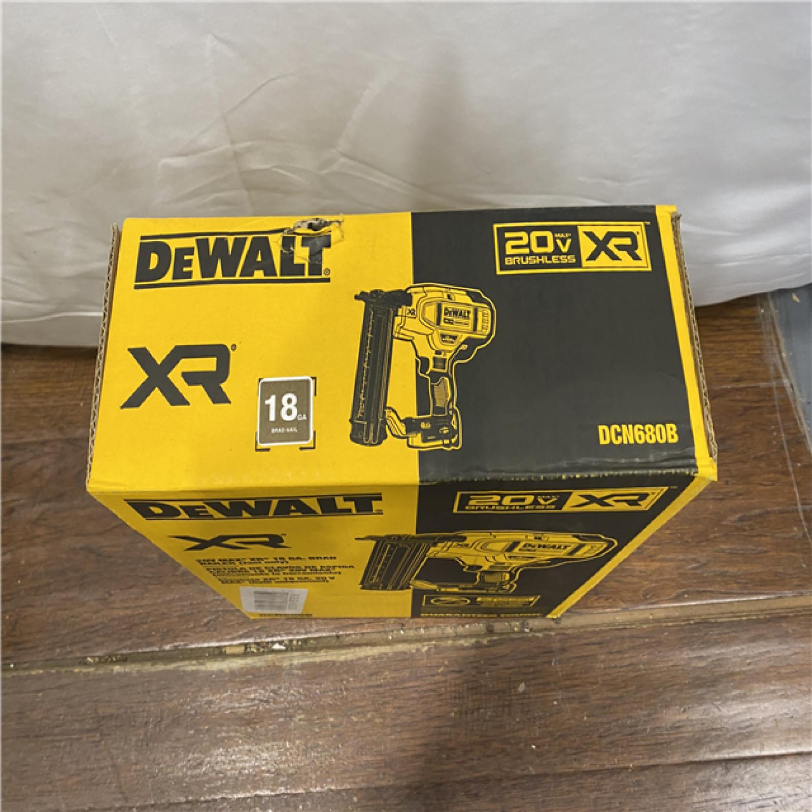 NEW DeWalt 20V MAX XR Lithium-Ion Electric Cordless 18-Gauge Brad Nailer (Tool Only)