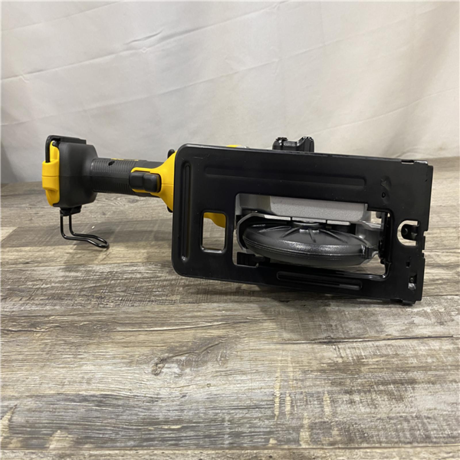 AS-IS DEWALT Atomic 20-Volt Maximum Lithium-Ion Cordless Brushless 4-1/2 in. Circular Saw Kit