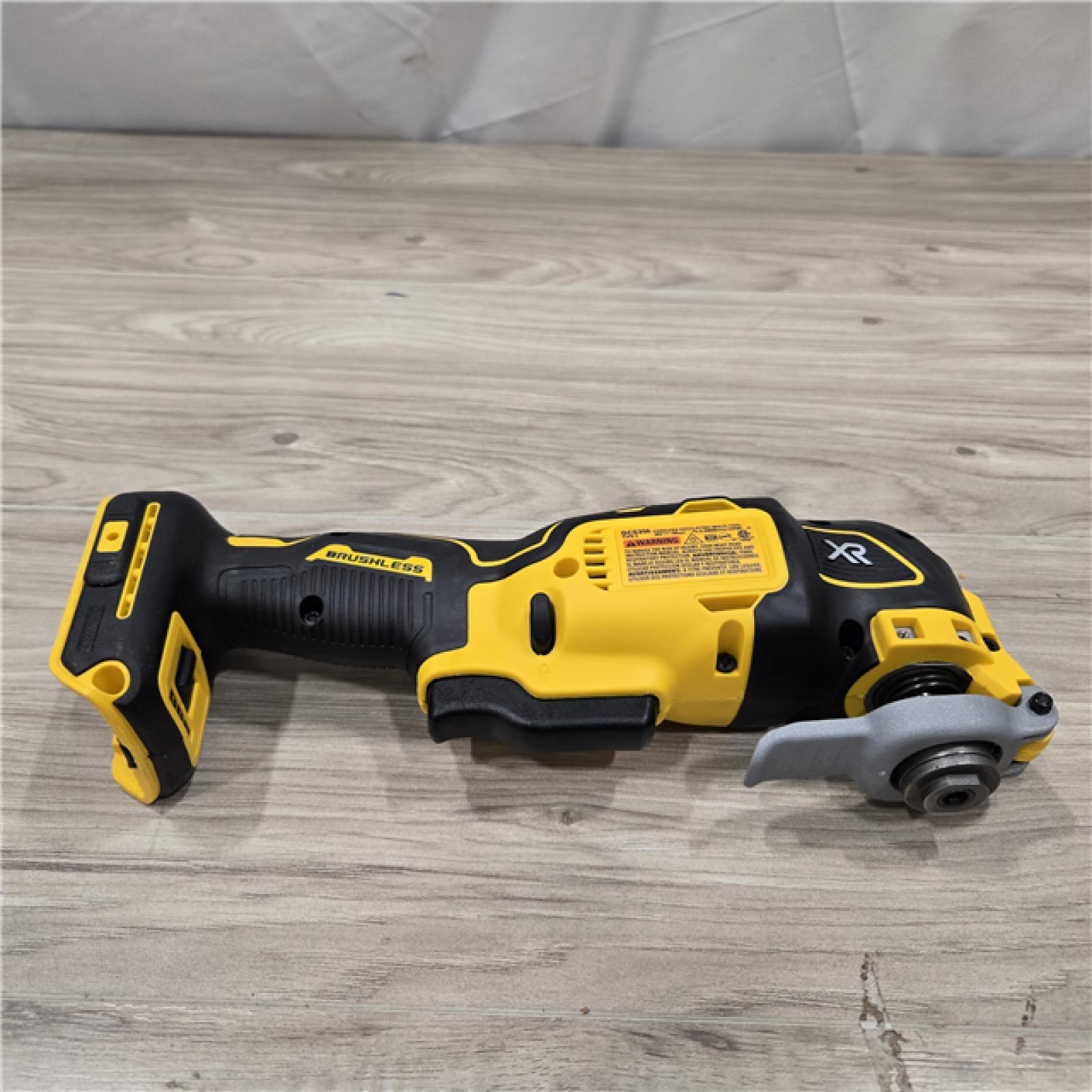 AS-IS DEWALT Cordless 3-Speed Oscillating Multi Tool Kit