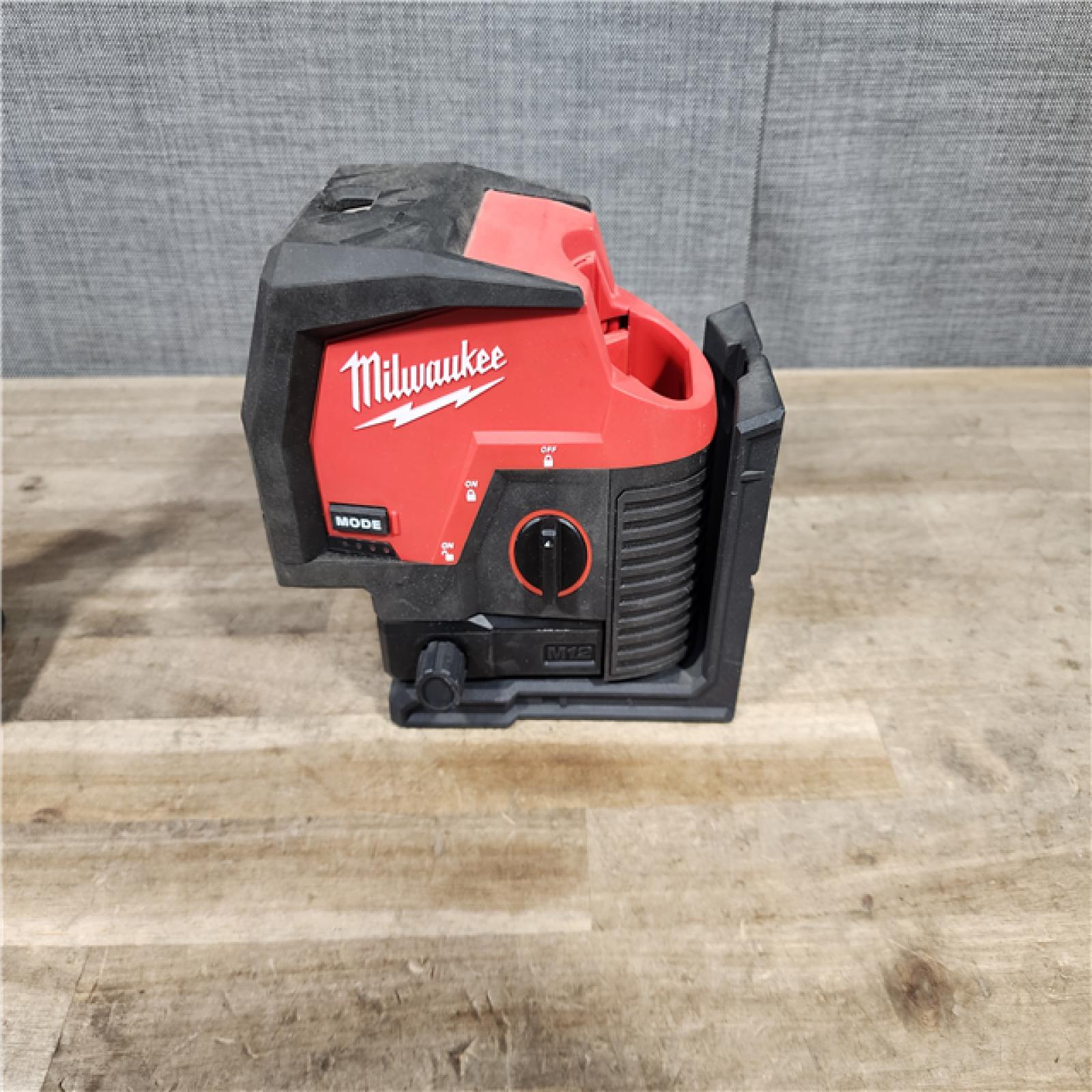 HOUSTON LOCATION - AS-IS Milwaukee Green 125 Ft. Cross Line and Plumb Points Laser Level Kit