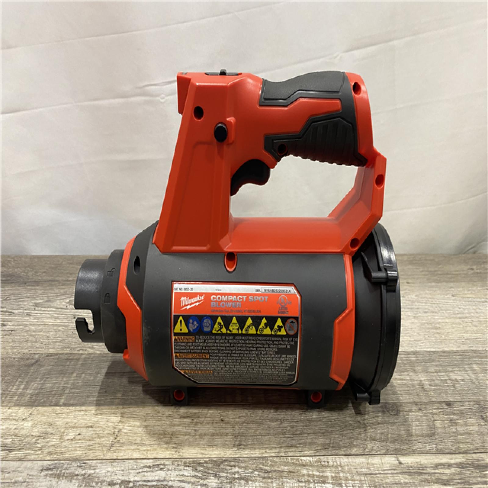 AS-IS Milwaukee 12V Lithium-Ion Cordless Compact Spot Blower (Tool-Only)
