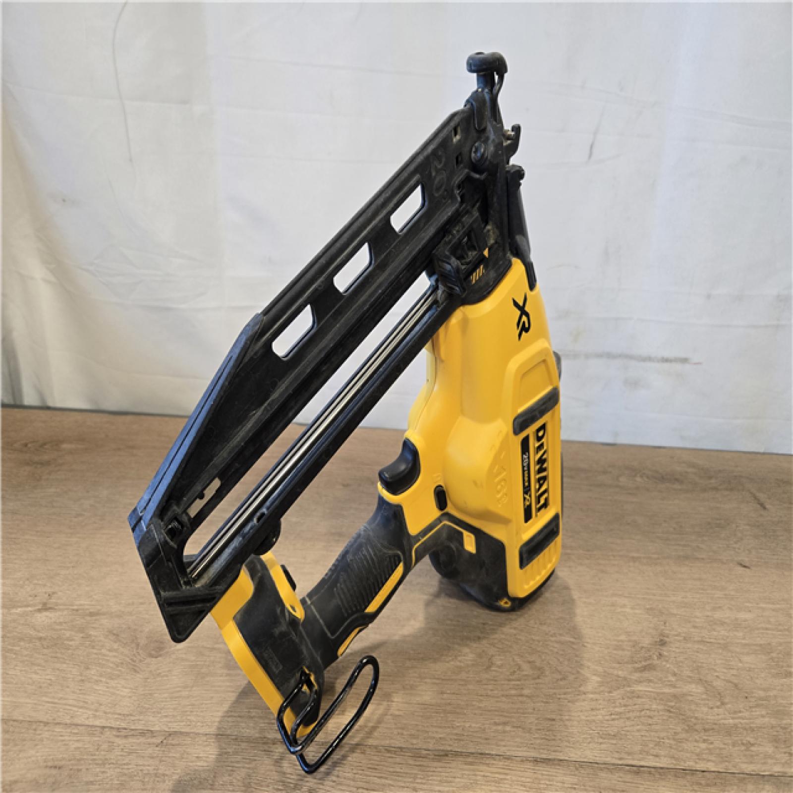 AS-IS DEWALT 20V MAX XR 16-Gauge Electric Cordless Angled Finishing Nailer Kit
