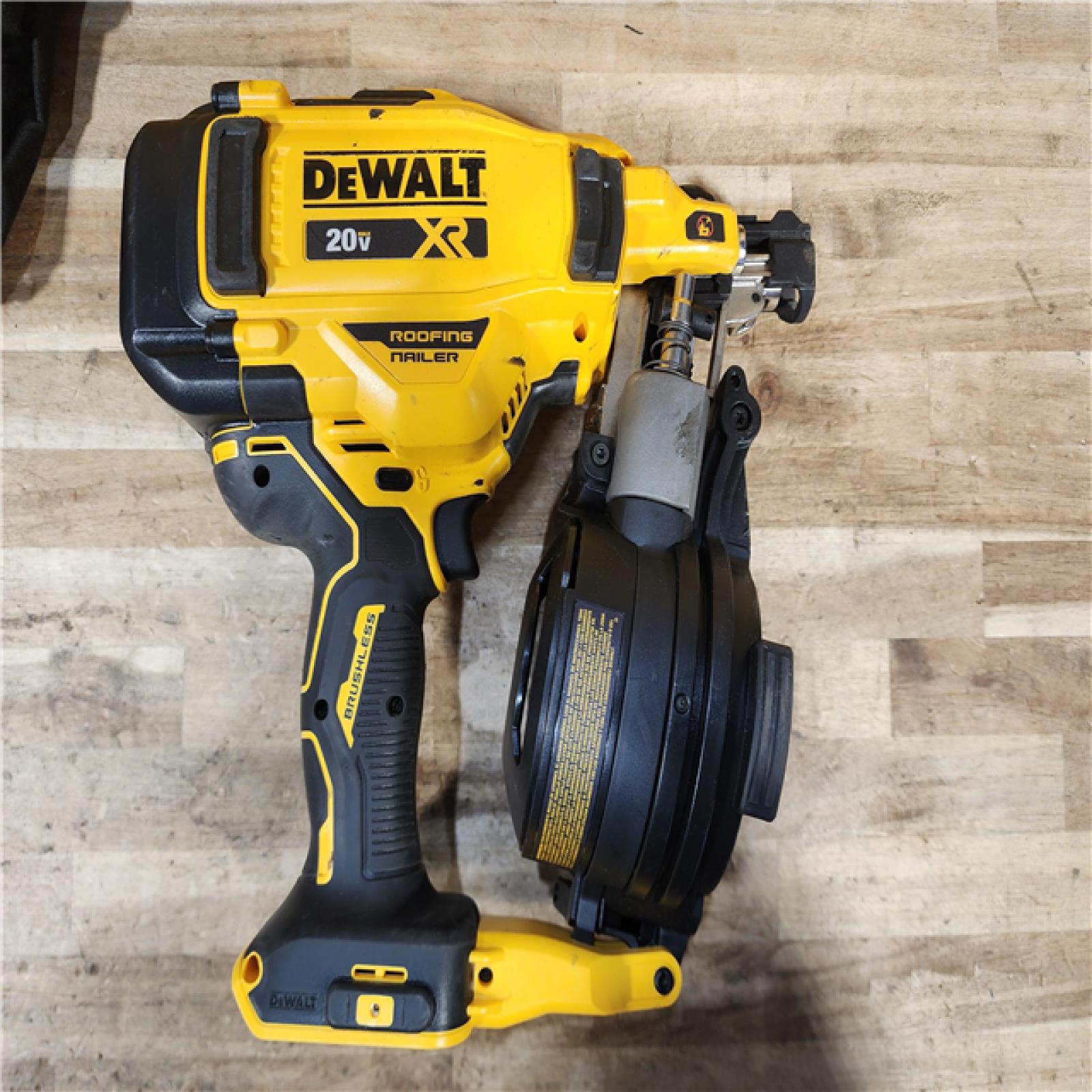HOUSTON LOCATION - AS-IS DEWALT 20V MAX Lithium-Ion 15-Degree Electric Cordless Roofing Nailer Kit