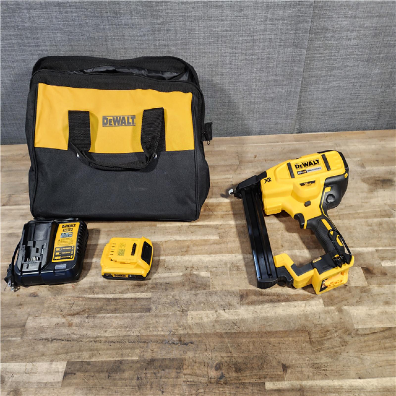 HOUSTON LOCATION - AS-IS DeWALT DCN681D1 20-Volt MAX 18ga Cordless Brushless Narrow Crown Stapler Kit w/ BATTERY & CHARGER
