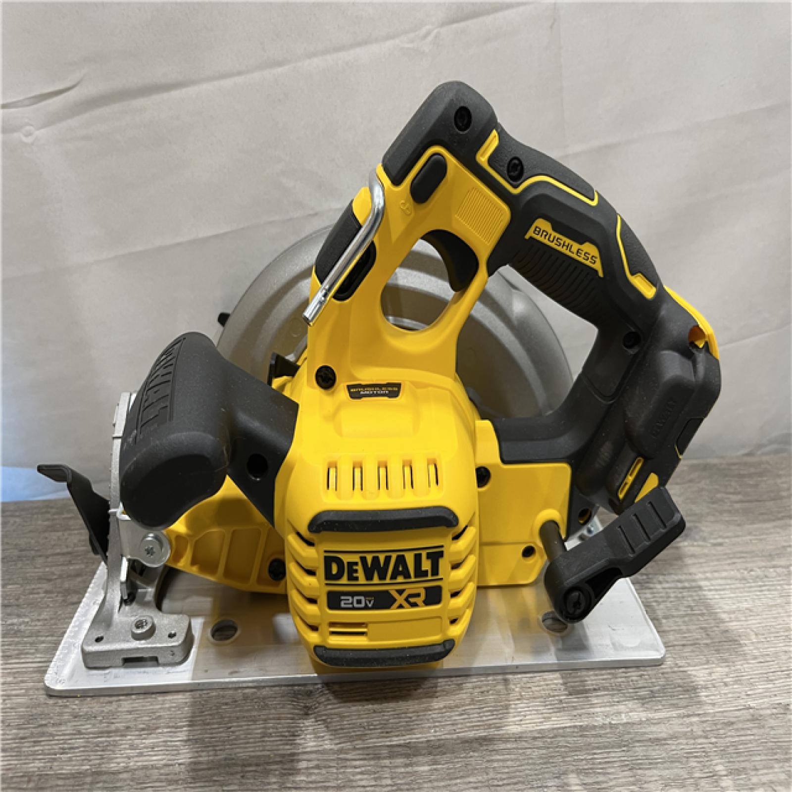 AS-IS DEWALT 20-Volt MAX 7-1/4 in. Cordless Circular Saw (Tool Only)