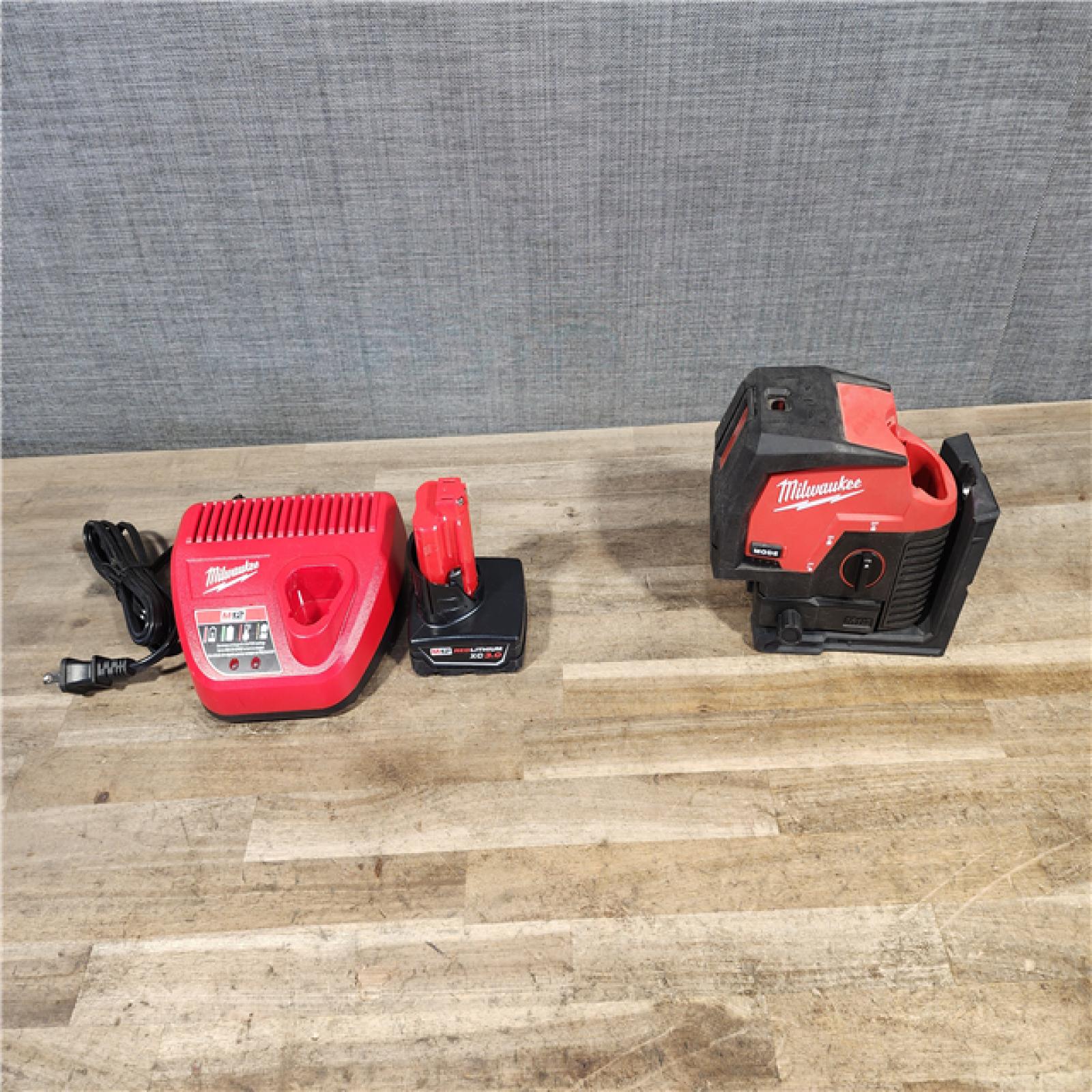 HOUSTON LOCATION - AS-IS Milwaukee Green 125 Ft. Cross Line and Plumb Points Laser Level Kit