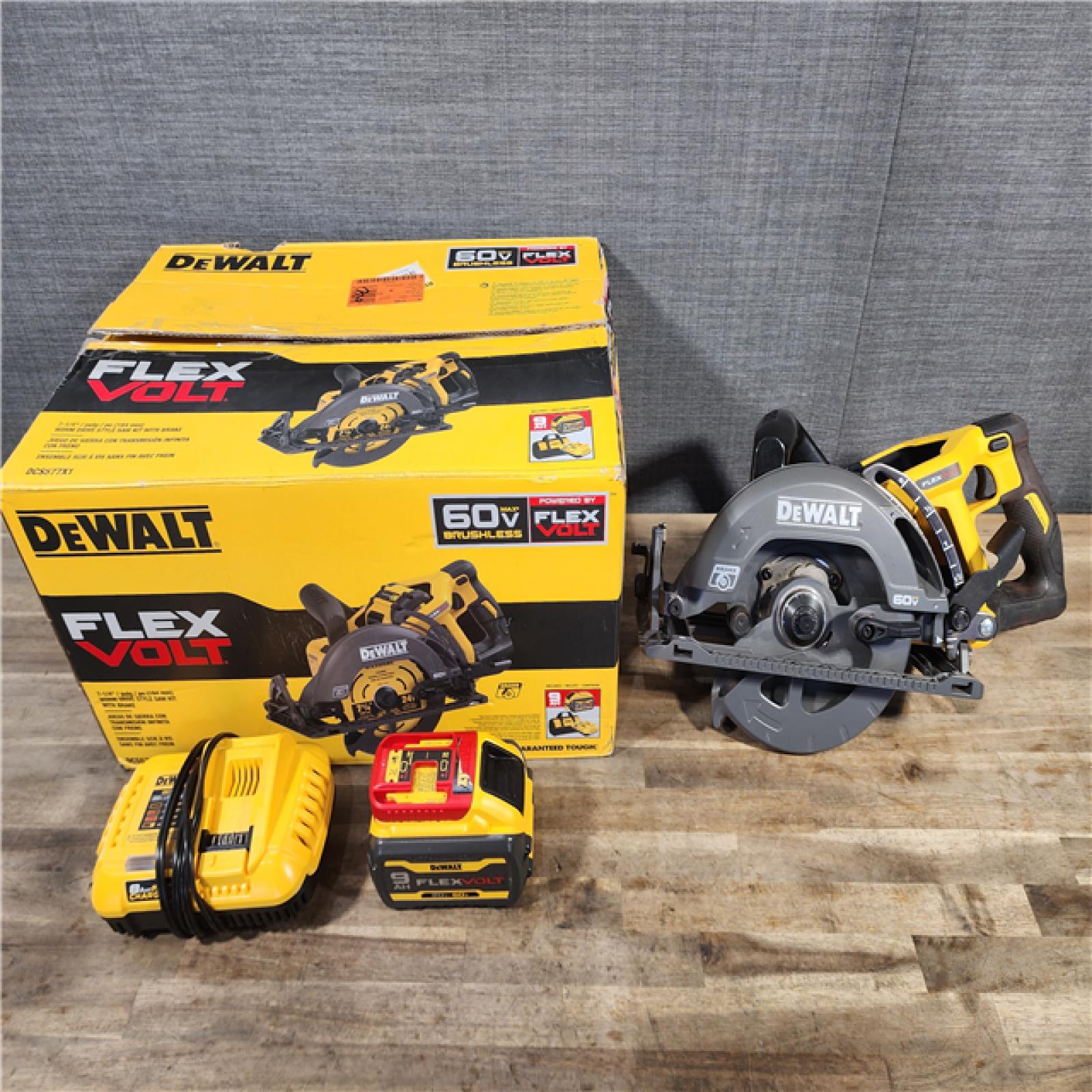 HOUSTON LOCATION - AS-IS DEWALT DCS577X1 60V FLEXVOLT MAX Lithium-Ion 7-1/4 Brushless Cordless Wormdrive Style Circular Saw Kit 9.0 Ah