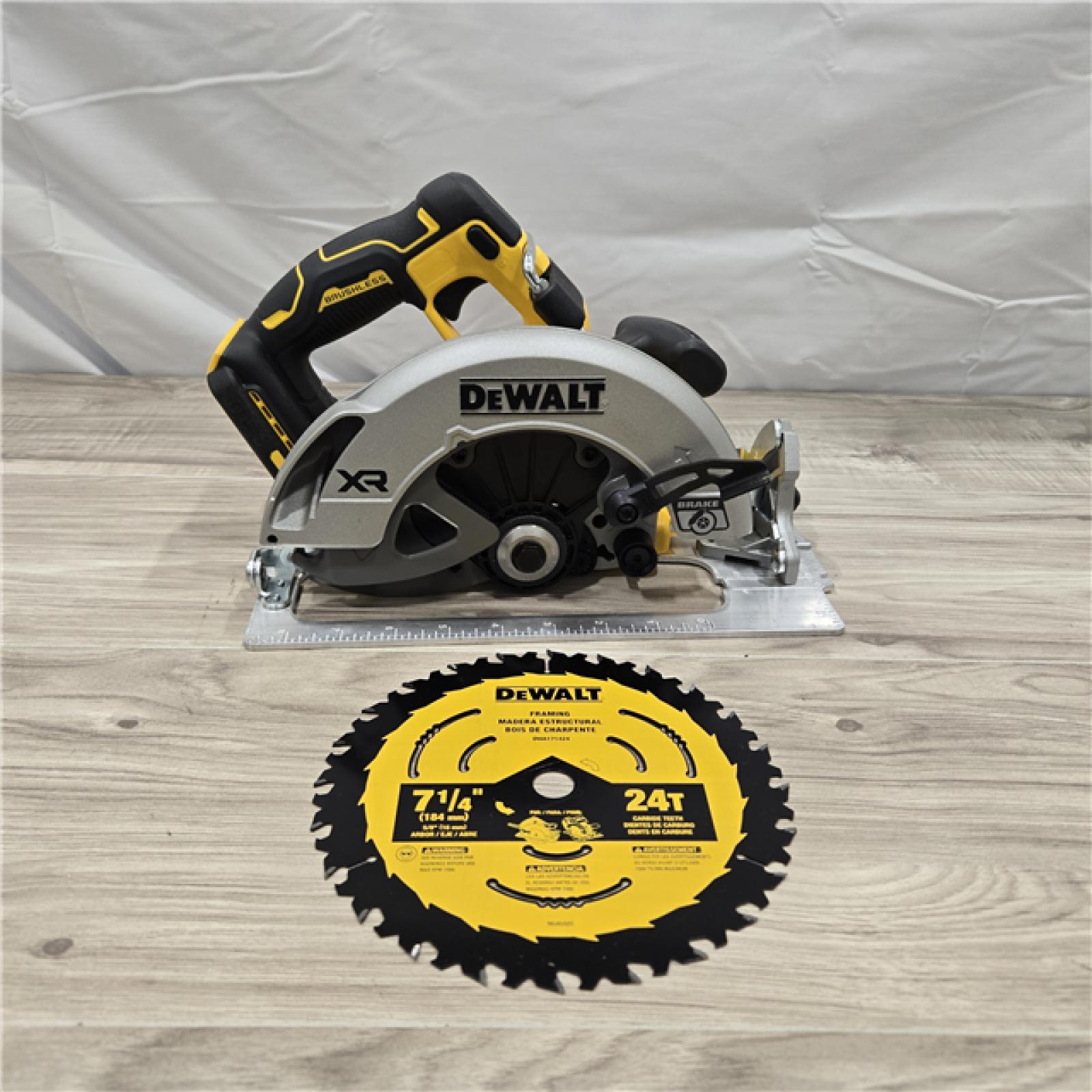 LIKE NEW! - DEWALT 20-Volt MAX Cordless Circular Saw (Tool Only)