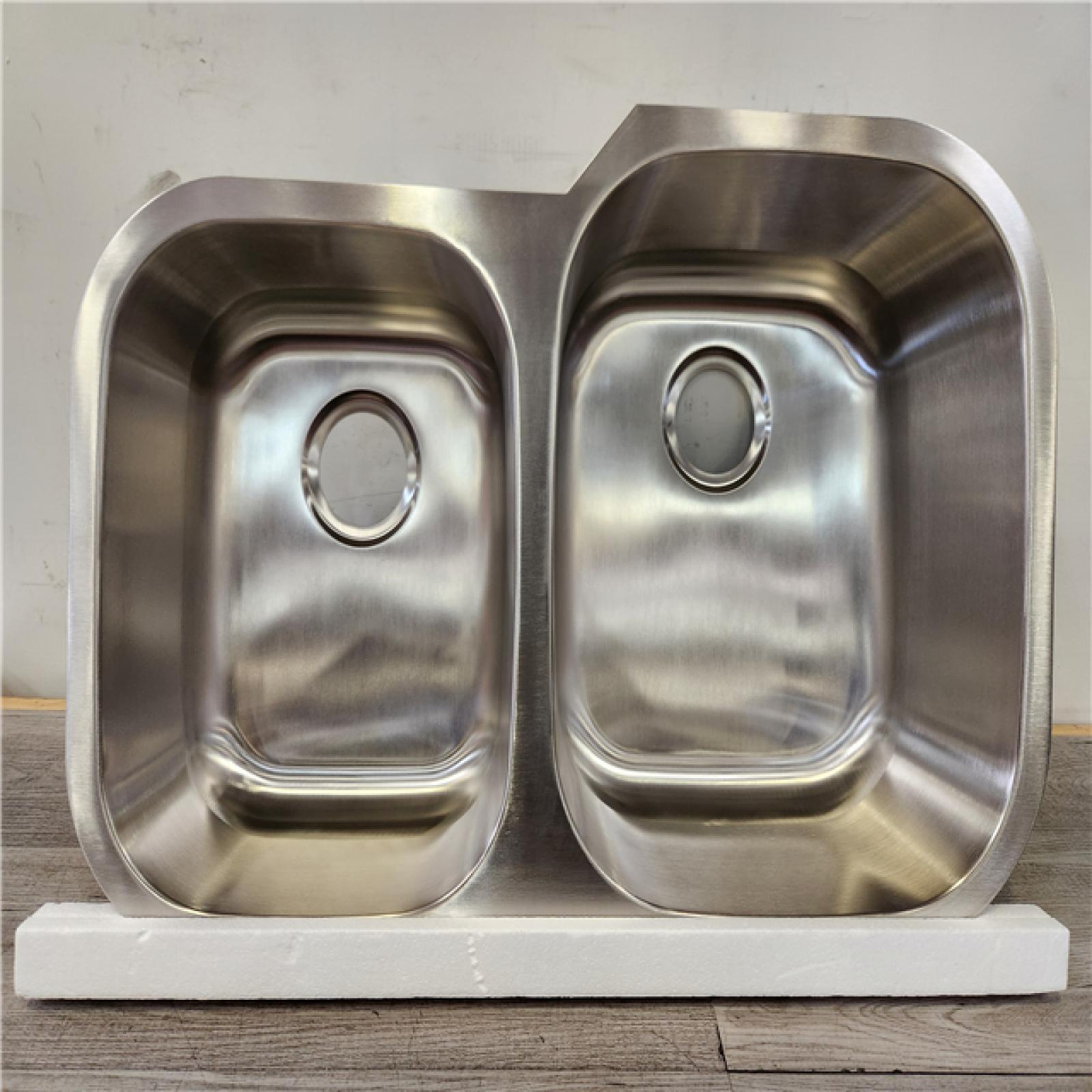 Phoenix Location NEW Seasons Stainless Steel Undermount 31.5 18G Double Bowl Offset Sink Pallet (12 Total) (SEALED)