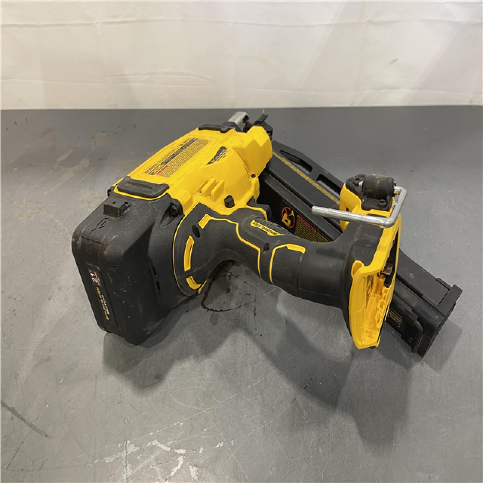 AS-IS - DEWALT 20-Volt 21° Cordless Framing Nailer