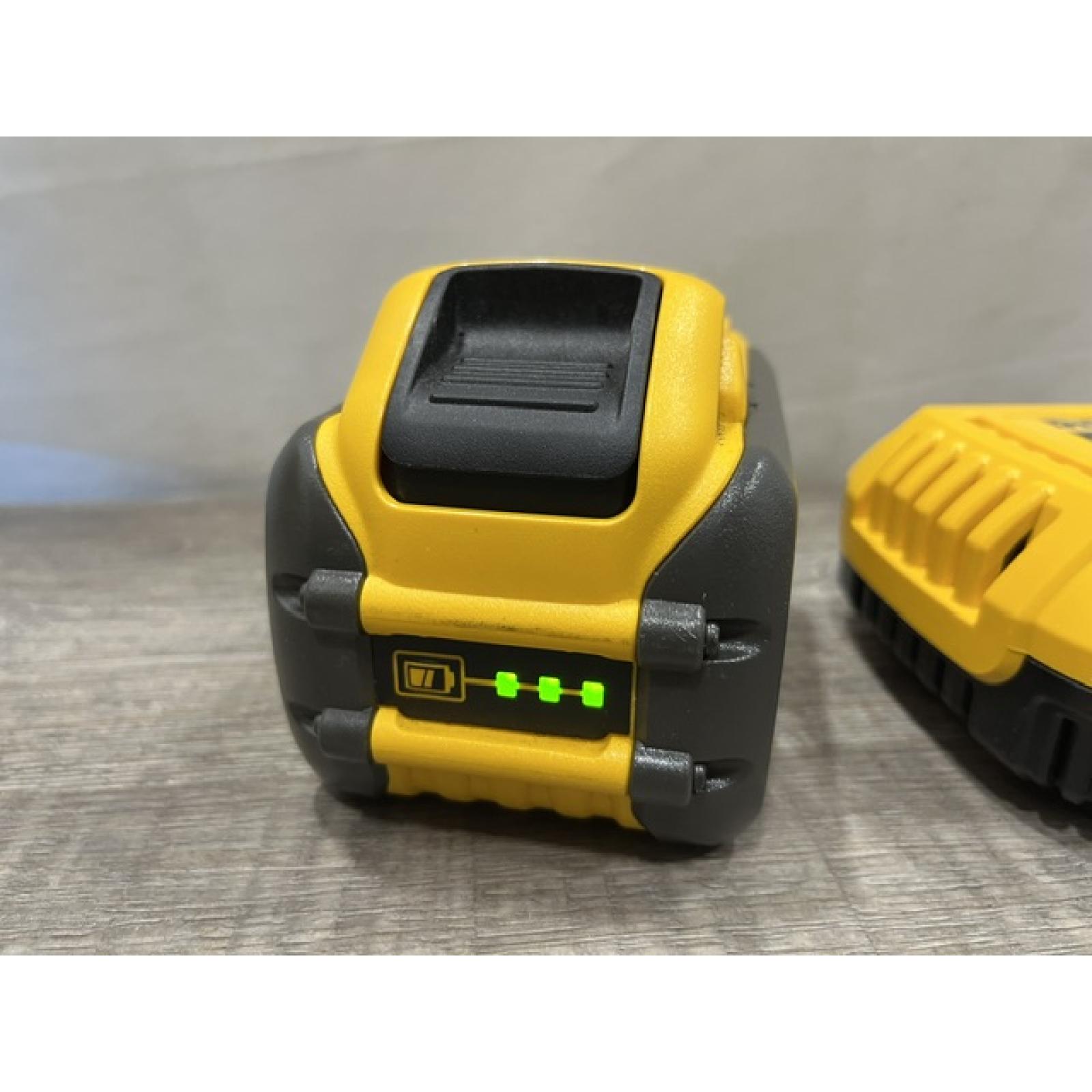AS-IS DEWALT 20V/60V MAX FLEXVOLT Lithium-Ion 9.0Ah Battery and Charger Starter Kit