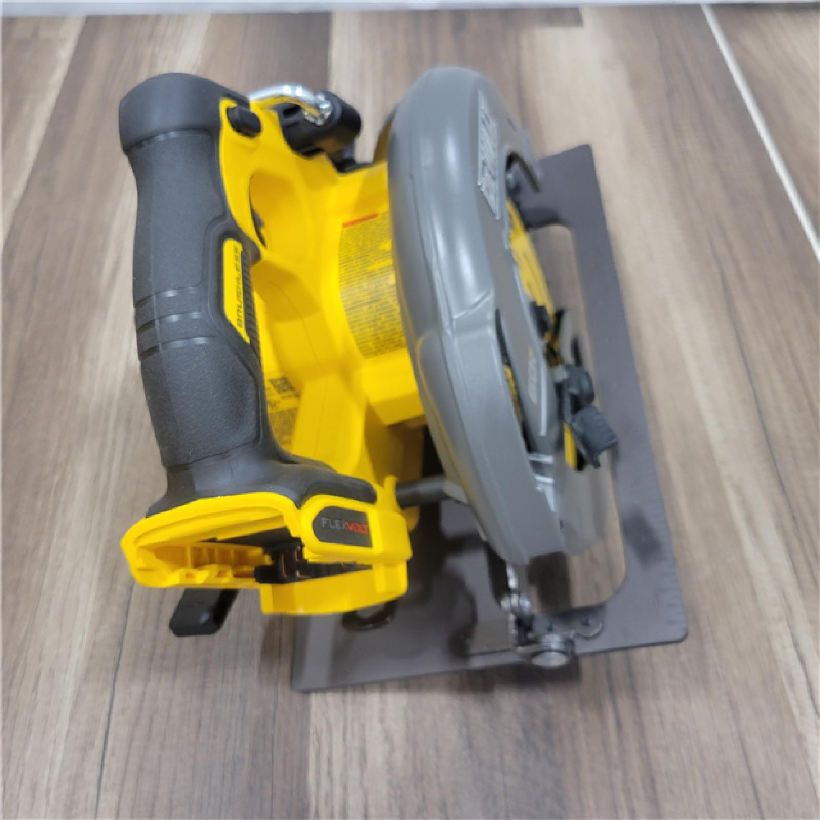 AS-IS DeWALT Flexvolt Max 7-1/4  60V Brushless Circular Saw DCS578B