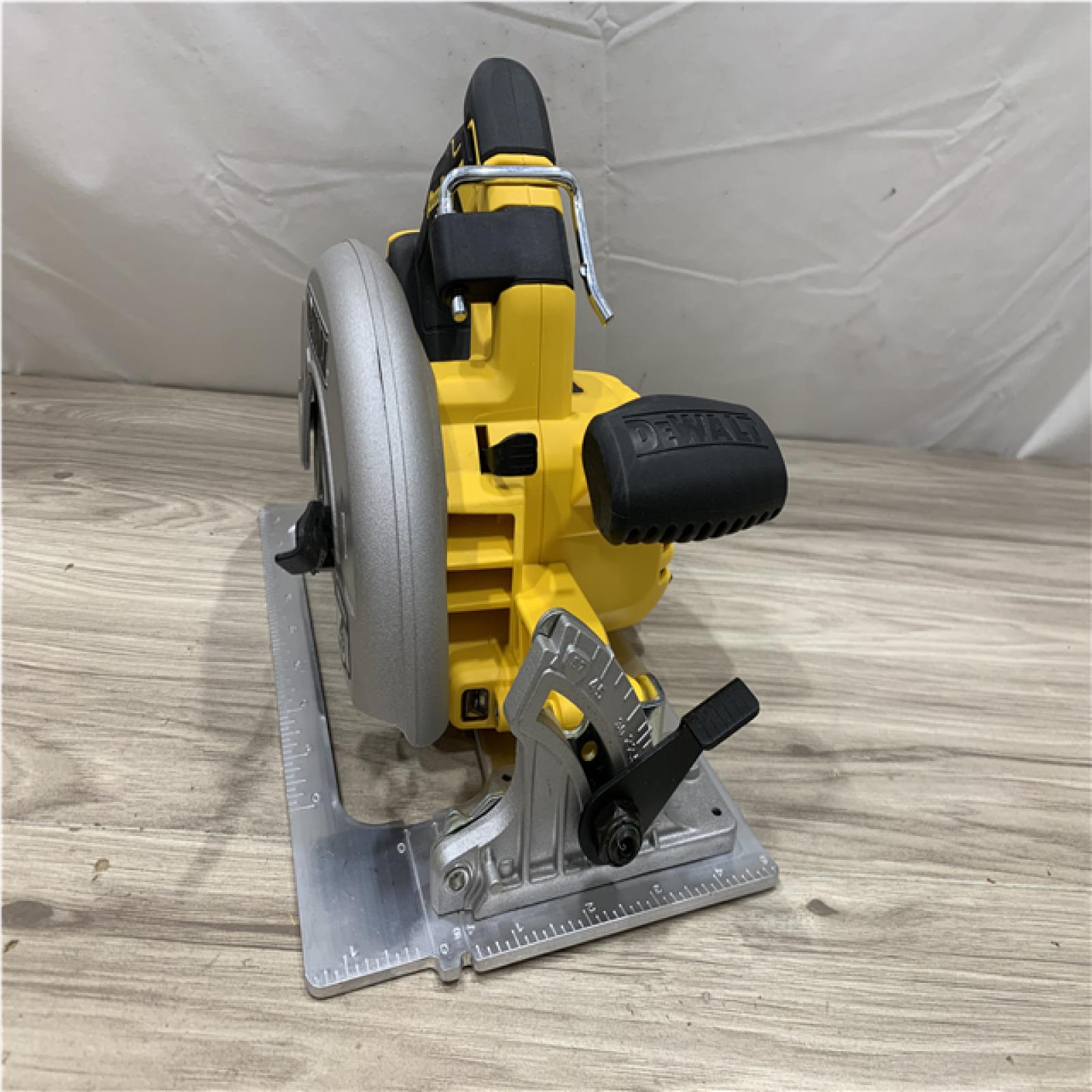 AS-IS DEWALT 20-Volt MAX 7-1/4 in. Cordless Circular Saw (Tool Only)