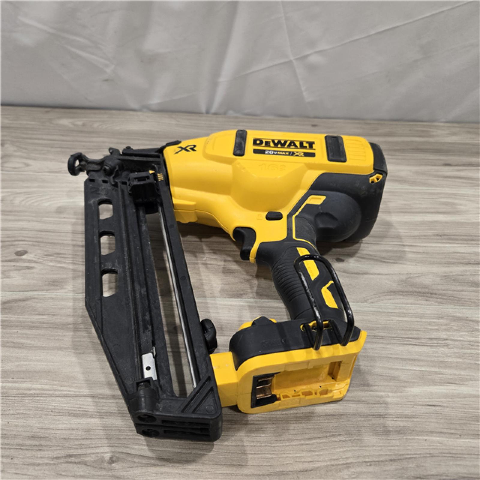 AS-IS DeWalt 20V 16 Gauge Cordless Angled Finish Nailer Kit