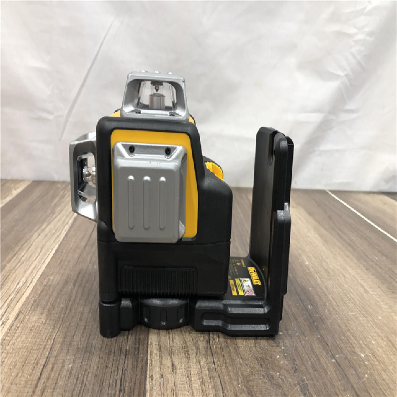 AS-IS DEWALT 12V MAX Lithium-Ion 100 ft. Green Self-Leveling 3-Beam 360 Degree Laser Level Kit