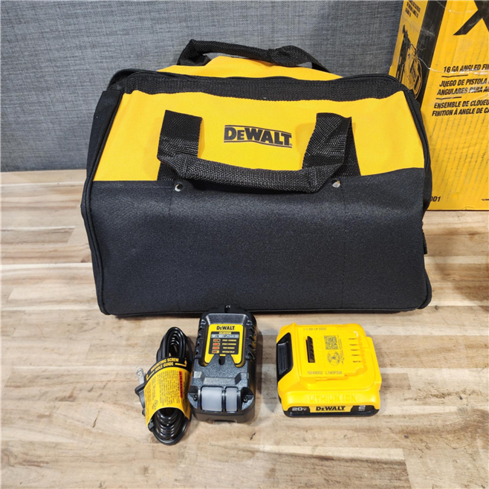 HOUSTON LOCATION - AS-IS DEWALT 20V MAX XR 16-Gauge Electric Cordless Angled Finishing Nailer Kit
