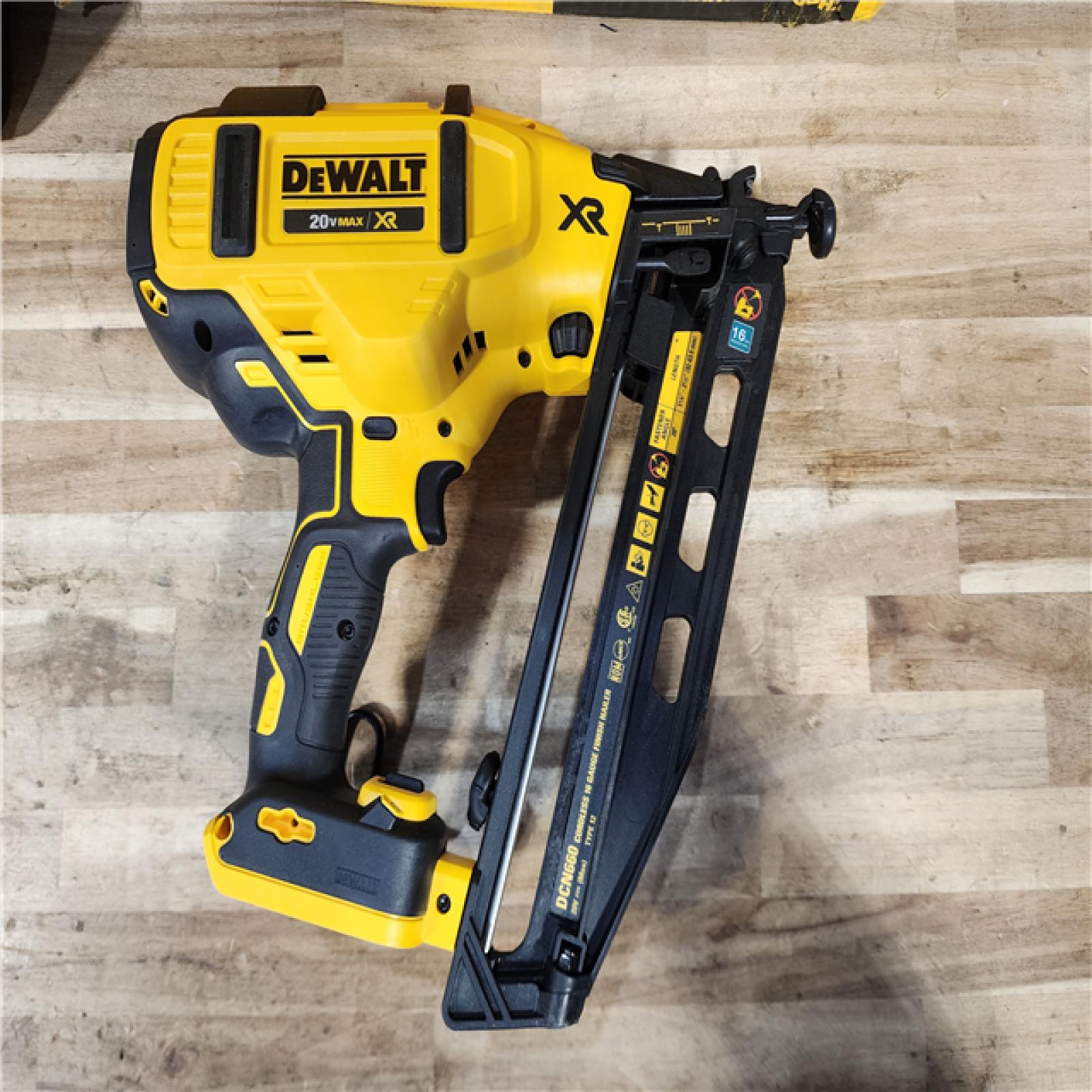 HOUSTON LOCATION - AS-IS DEWALT 20V MAX XR 16-Gauge Electric Cordless Angled Finishing Nailer Kit