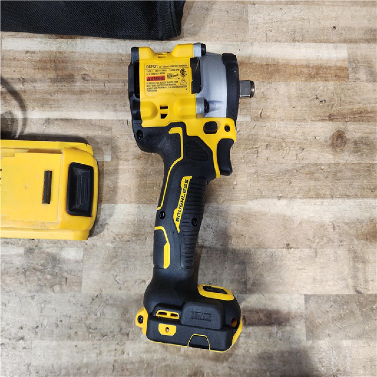 HOUSTON LOCATION - AS - IS DEWALT TOOL COMBO KIT W/ BATTERY & CHARGER