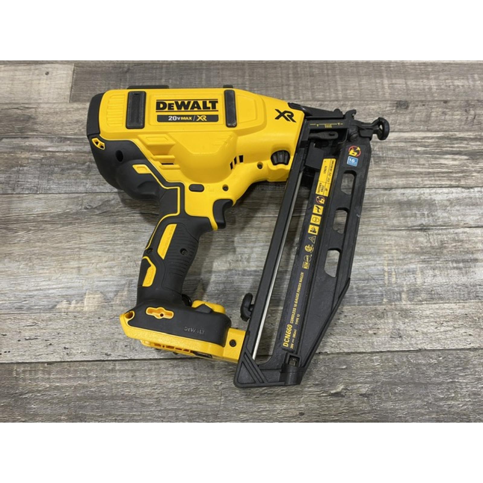 AS-IS DEWALT 20V MAX XR 16-Gauge Electric Cordless Angled Finishing Nailer Kit
