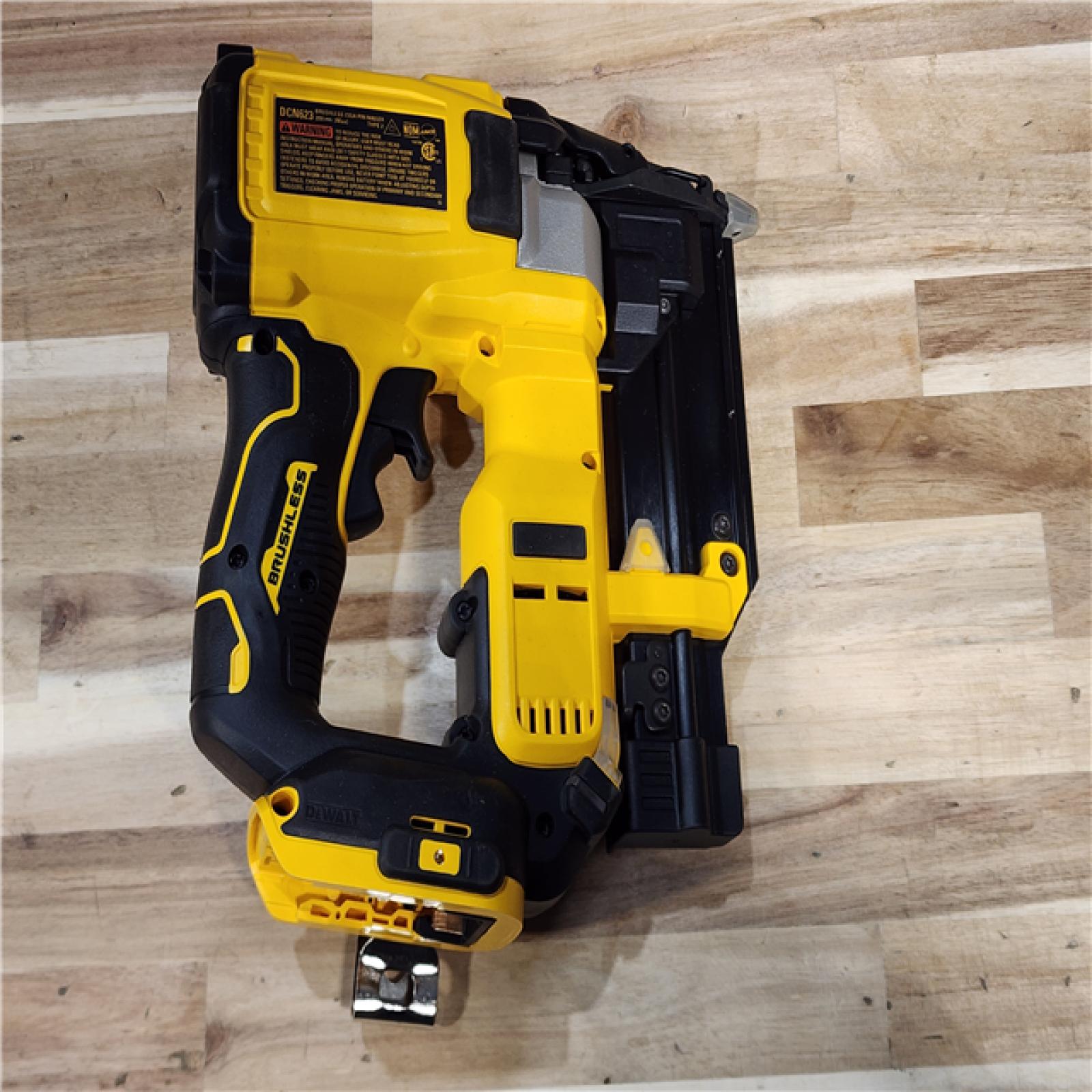 HOUSTON LOCATION - AS-IS DEWALT ATOMIC 20V MAX Lithium Ion Cordless 23 Gauge Pin Nailer Kit