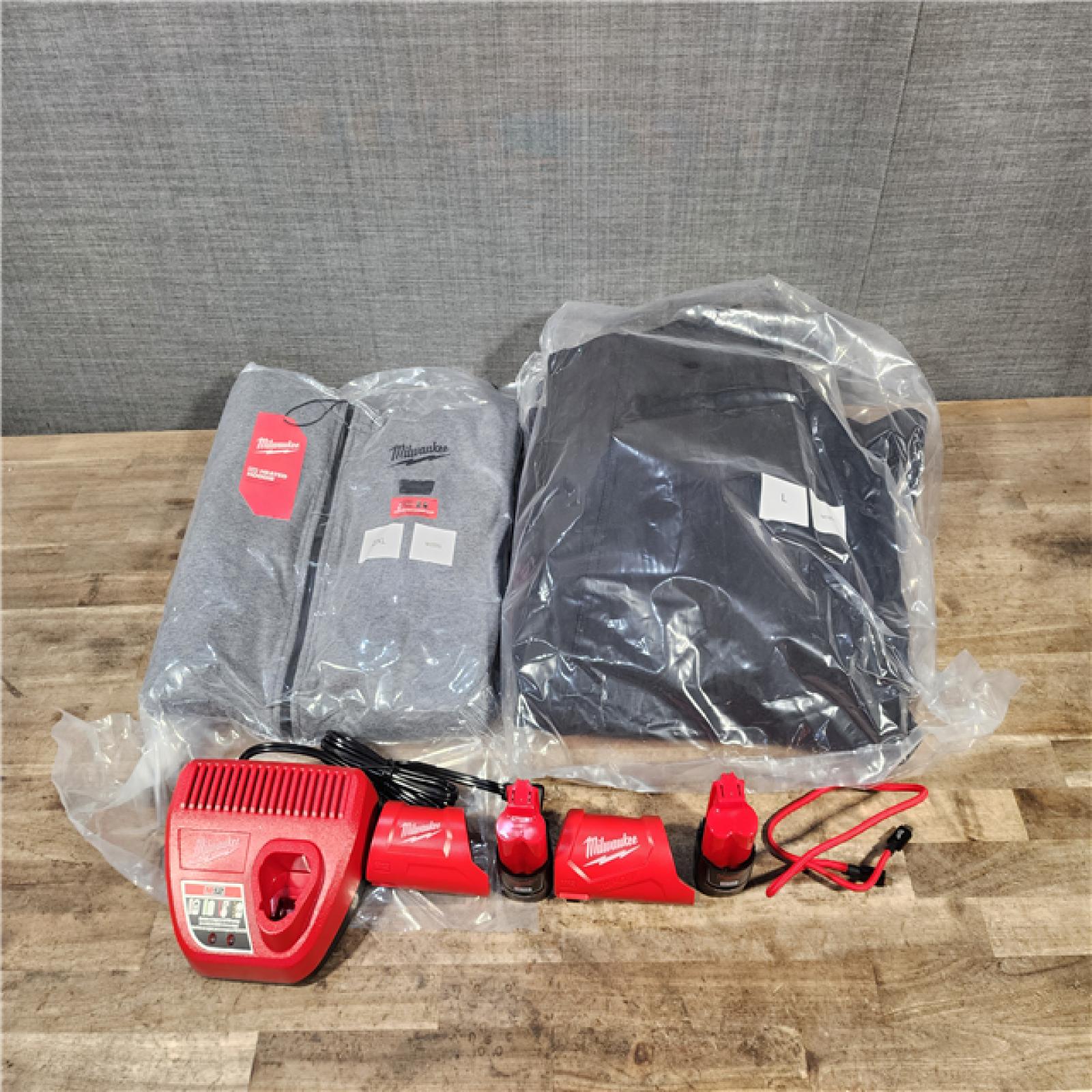 HOUSTON LOCATION - AS-IS MILWAUKEE 2 HEATED CLOTHING COMBO KIT
